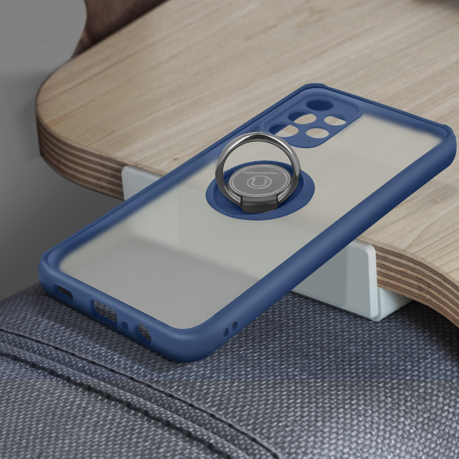 Een telefoonhoesje met een ringhouder op een houten oppervlak.