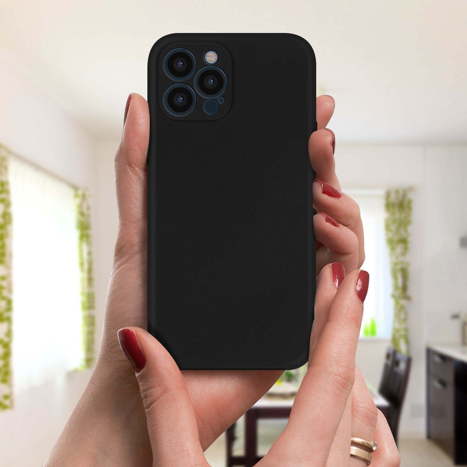 Vrouw houdt zwarte telefoonhoes met telefoon vast. Rode nagellak.