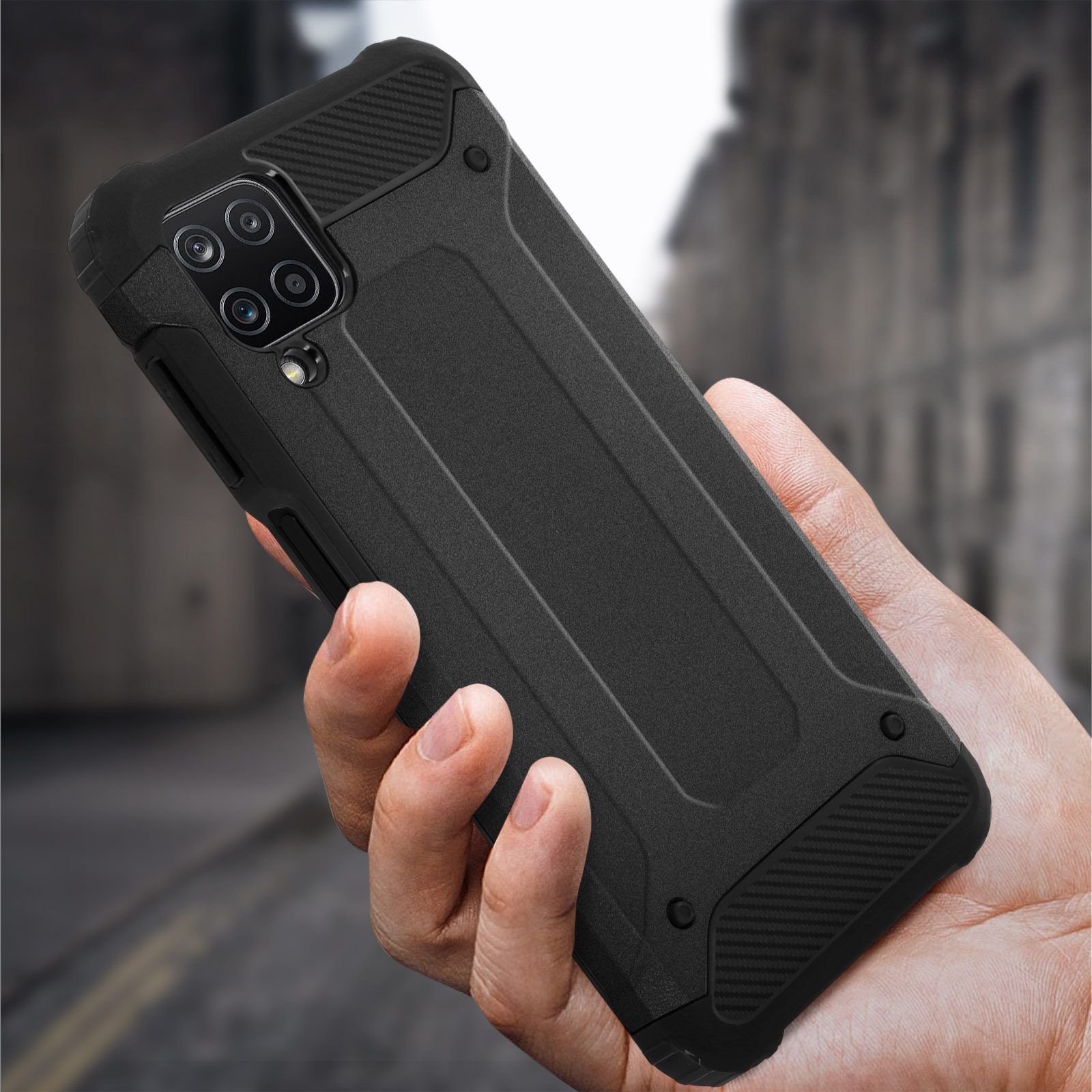Een zwarte telefoonhoes met een robuust ontwerp wordt in een hand gehouden. De achtergrond is wazig.