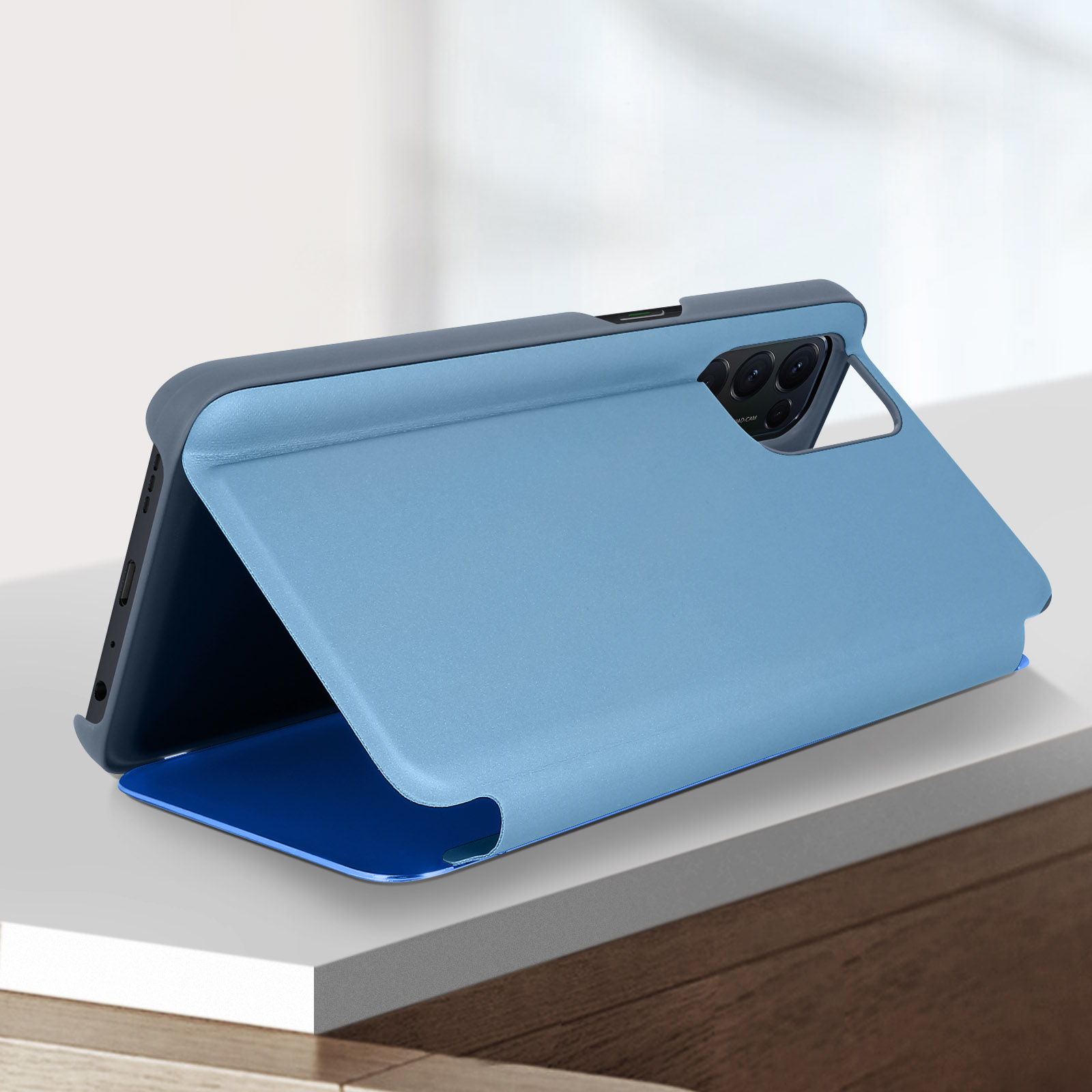 Coque de téléphone bleue sur surface blanche, montrant le téléphone de côté.