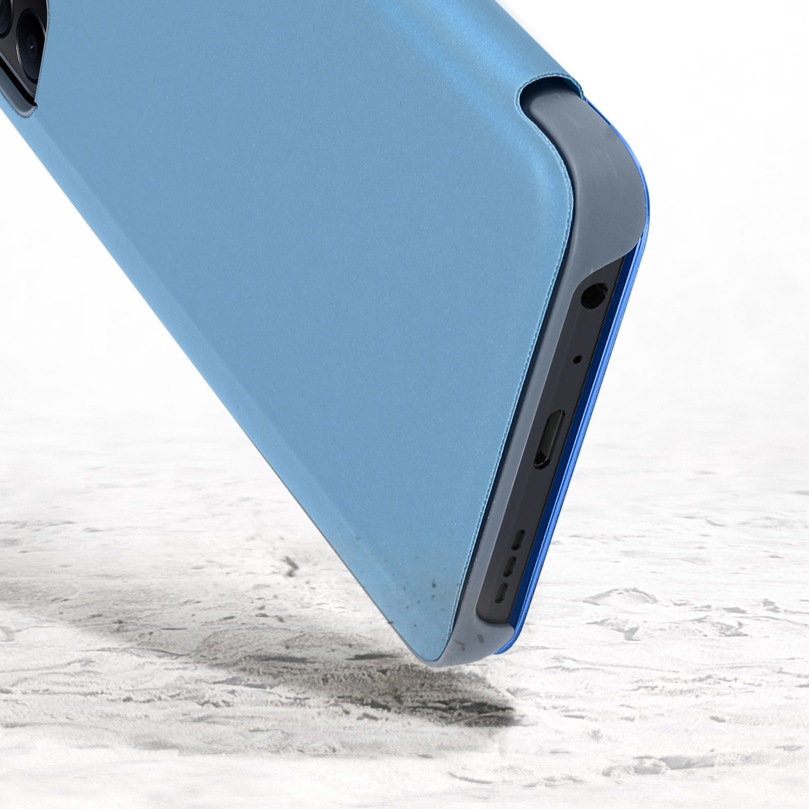 Coque de téléphone avec téléphone à l'intérieur. La coque est bleue et le fond blanc et gris.
