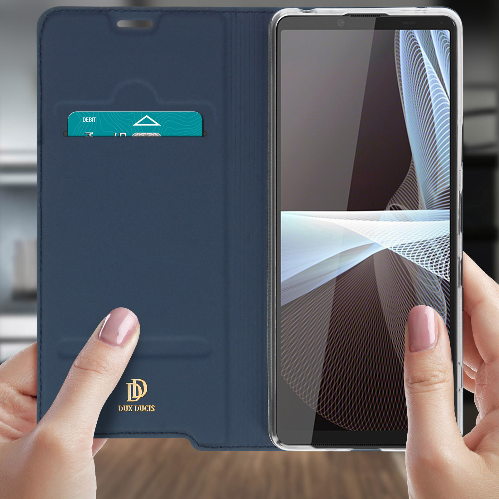 Custodia blu per telefono, slot per carte e telefono con linee astratte.