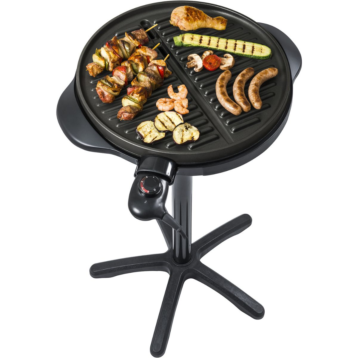Grill mit Kebabs, Würstchen, Hähnchen, Garnelen und Gemüse. Schwarzer Ständer, weißer Hintergrund.