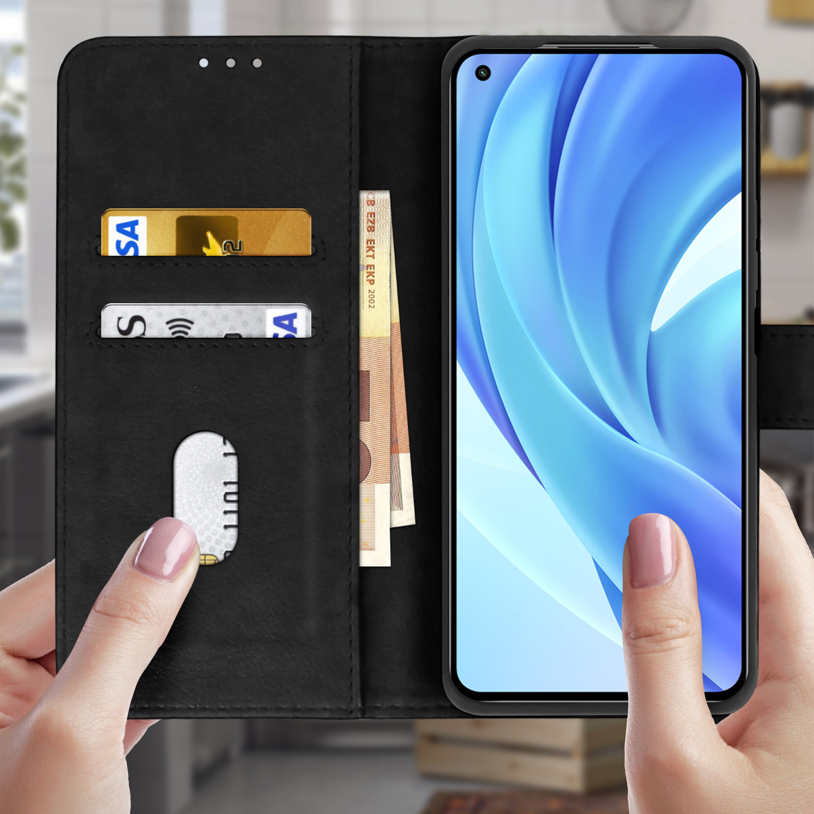 Coque de téléphone noire ouverte avec cartes et argent. Mains tenant la coque.