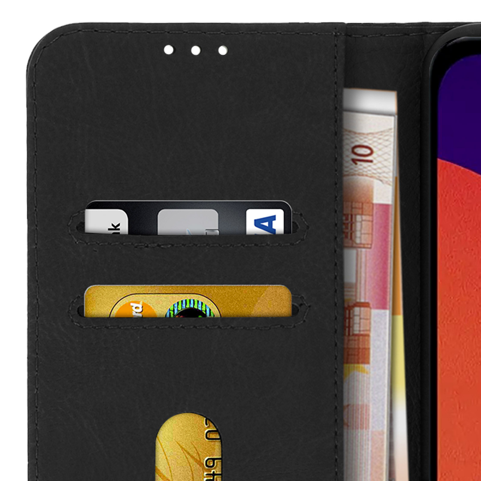 Gros plan d'un étui de téléphone noir avec des fentes pour cartes de crédit et de l'argent à l'intérieur. Téléphone partiel.