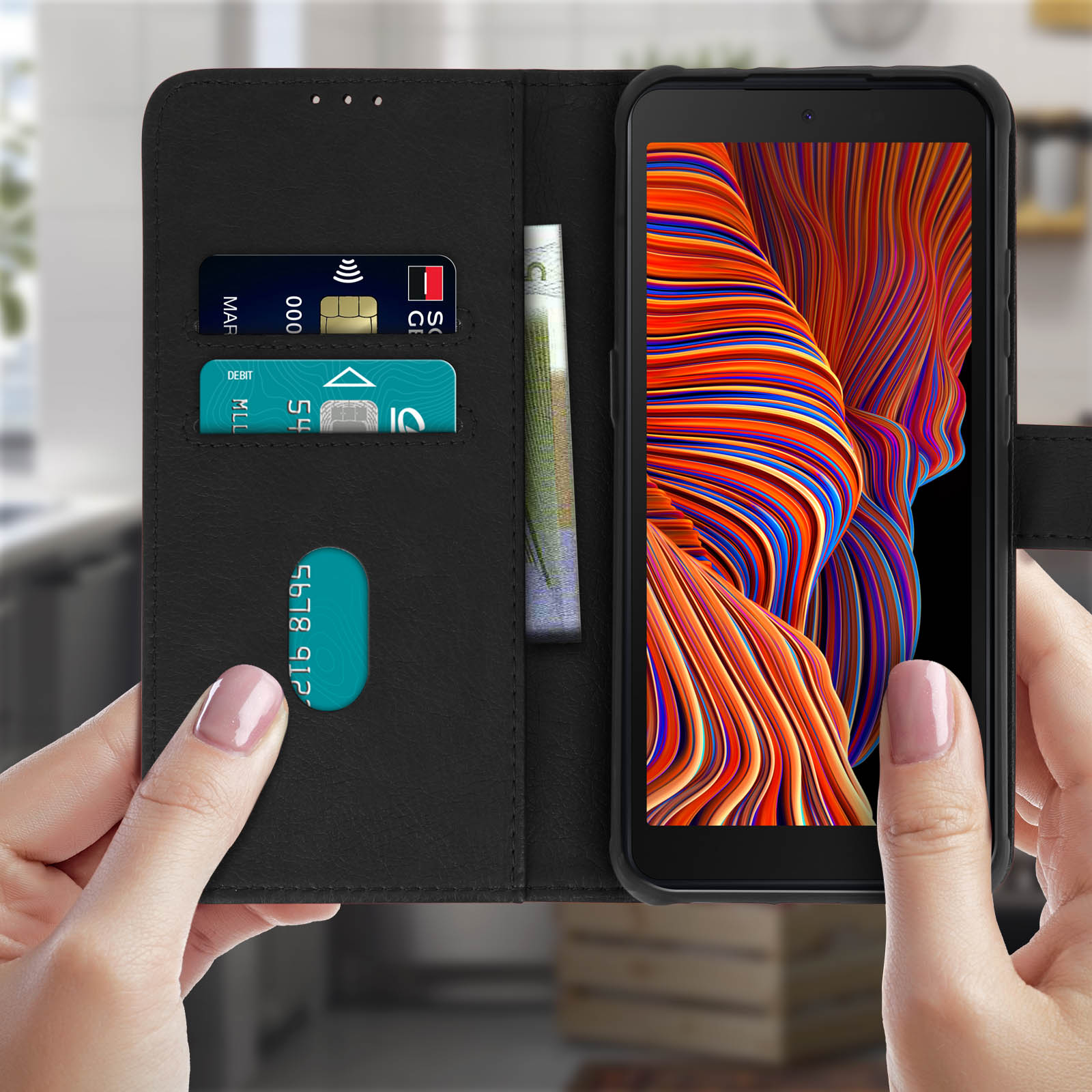 Un étui de téléphone en cuir noir avec cartes de crédit et une facture à l'intérieur, tenu par des mains.