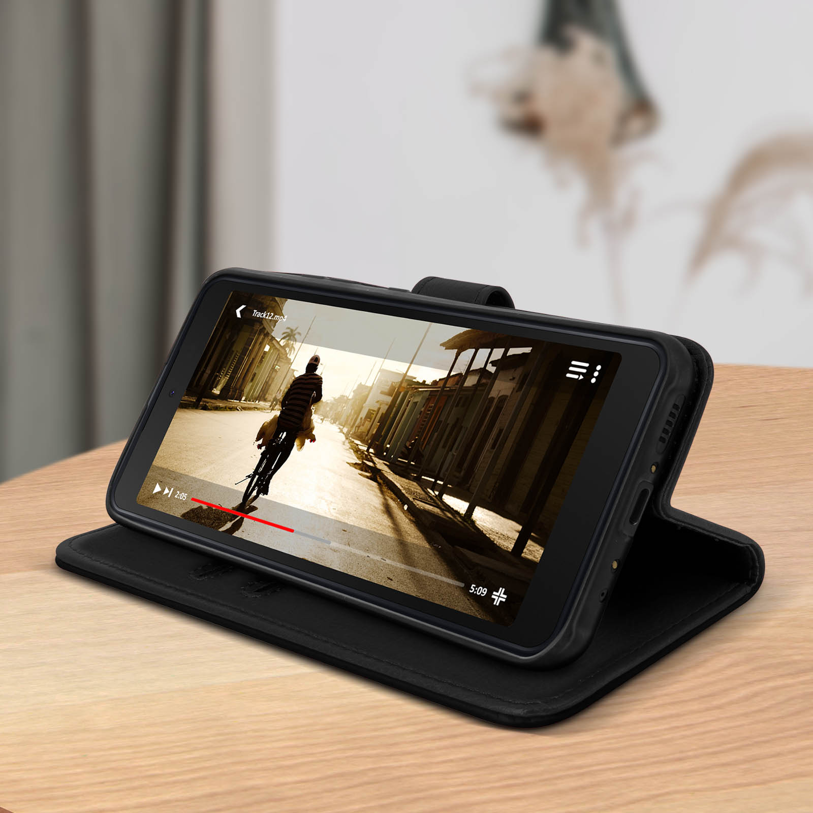 Un téléphone dans un étui noir affiche une vidéo d'un homme faisant du vélo.