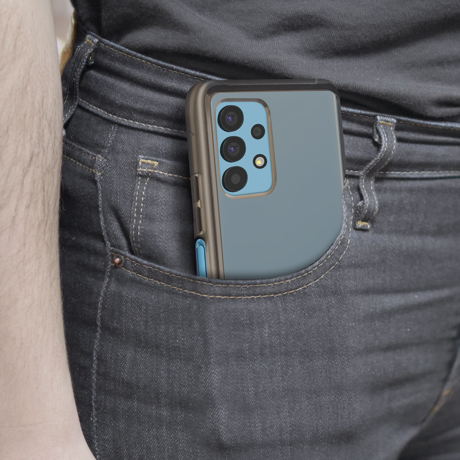Un teléfono azul con varias cámaras está en un bolsillo. El teléfono está dentro de una funda transparente. Se ven jeans.