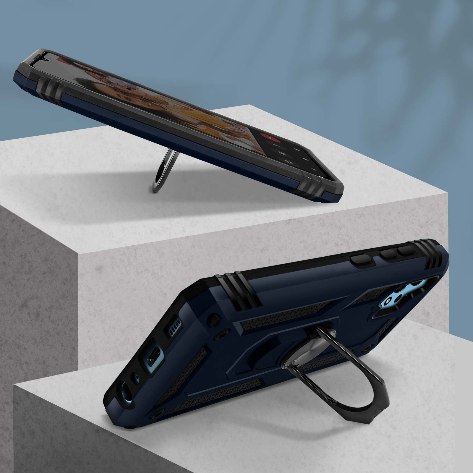 Due telefoni in custodie blu con cavalletti. Sono su una superficie bianca e grigia.