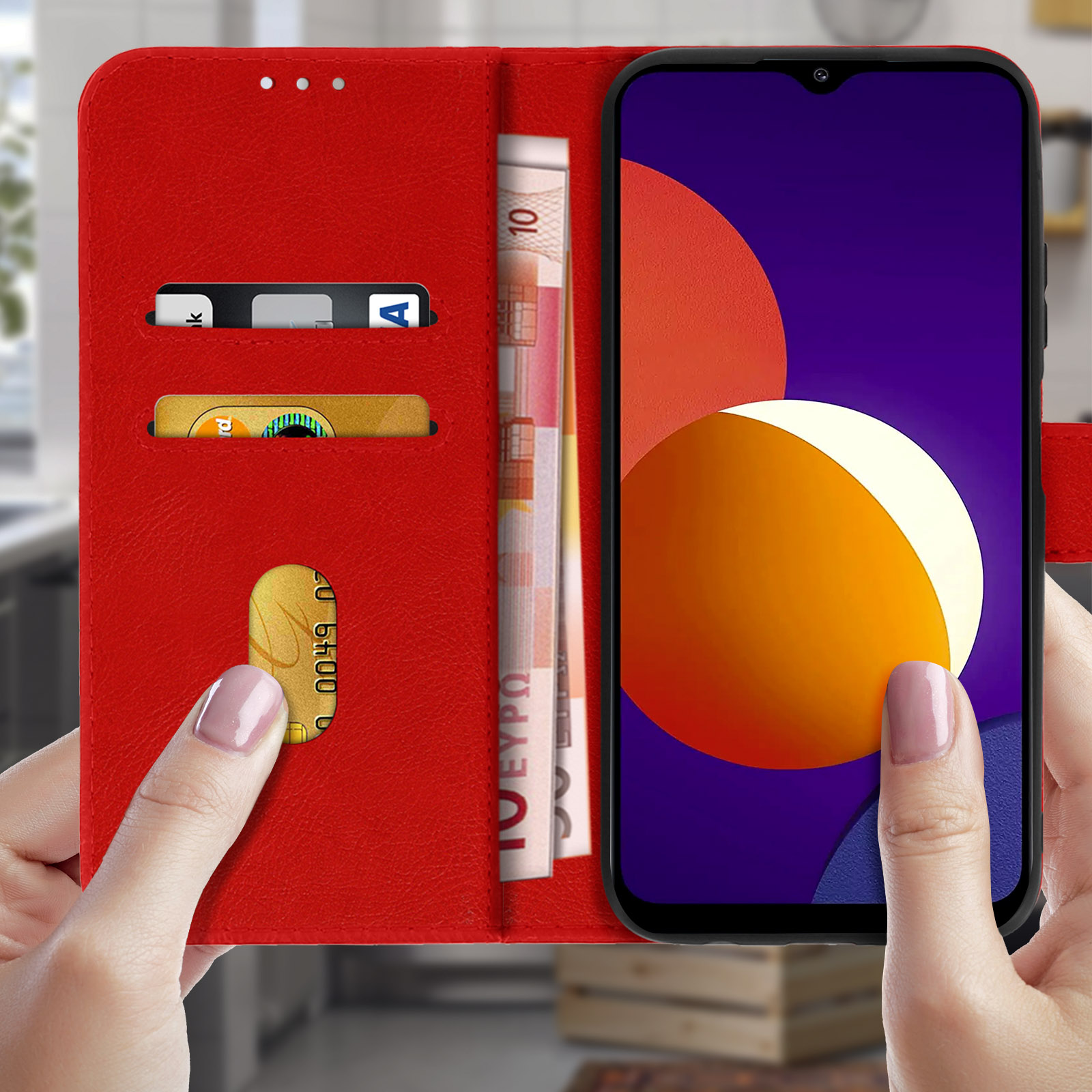 Une coque de téléphone rouge avec un téléphone, de l'argent et une carte sont visibles. Des mains tiennent la coque.