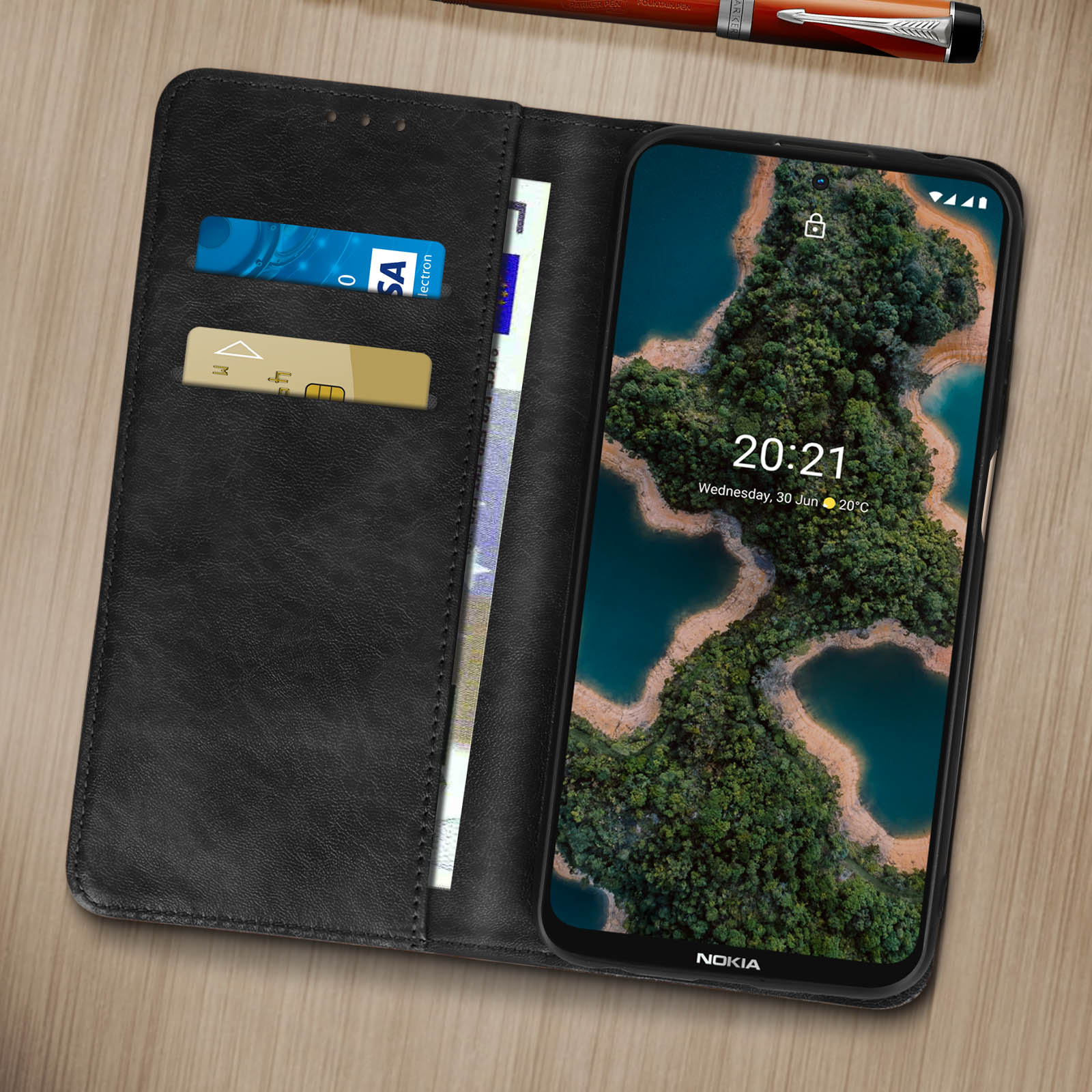 Una custodia nera per telefono con un telefono all'interno. La custodia è aperta, mostrando carte e contanti. Il telefono mostra uno schermo.