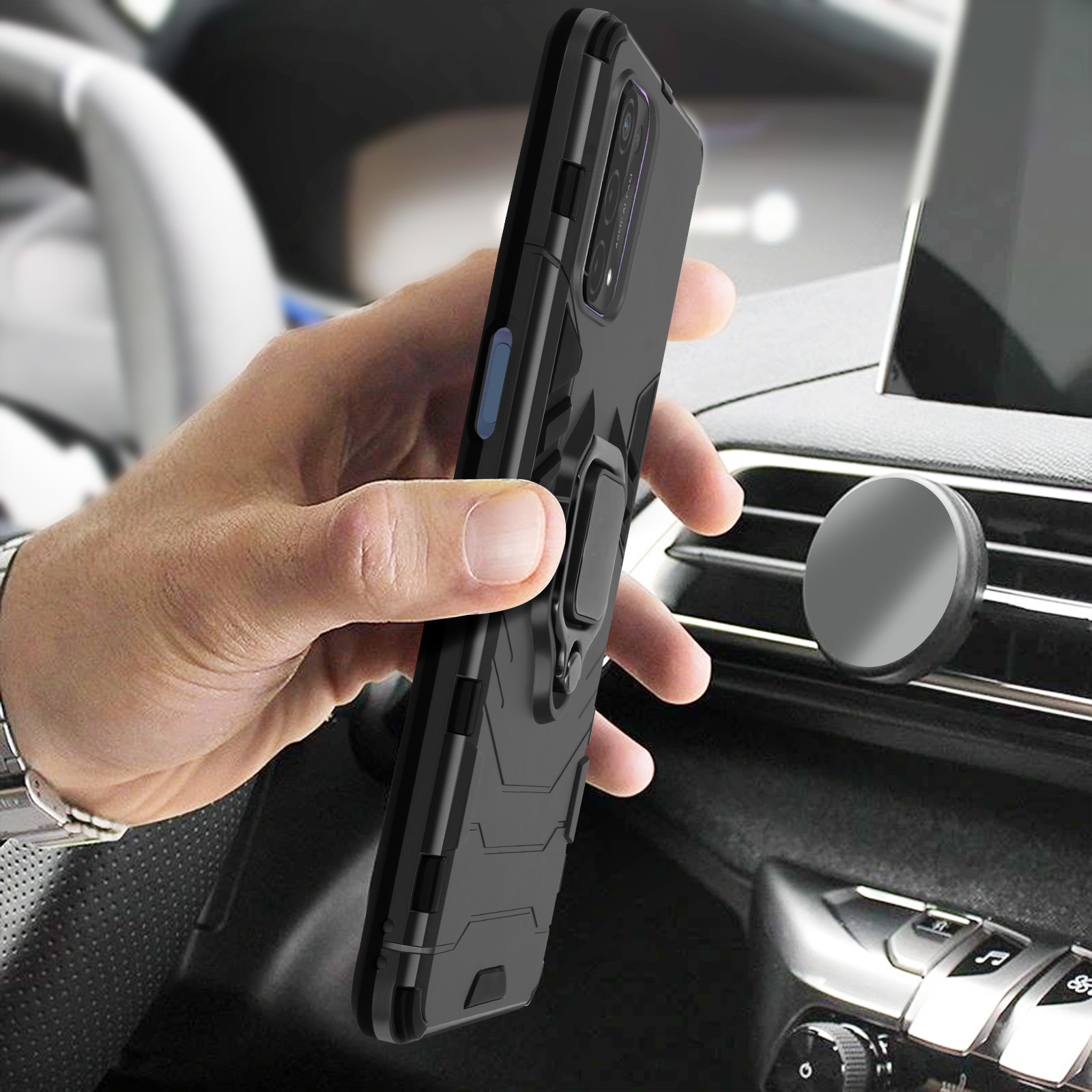 Hand die een telefoon vasthoudt met een zwarte, robuuste hoes. De telefoon is bevestigd aan het ventilatierooster van een auto.