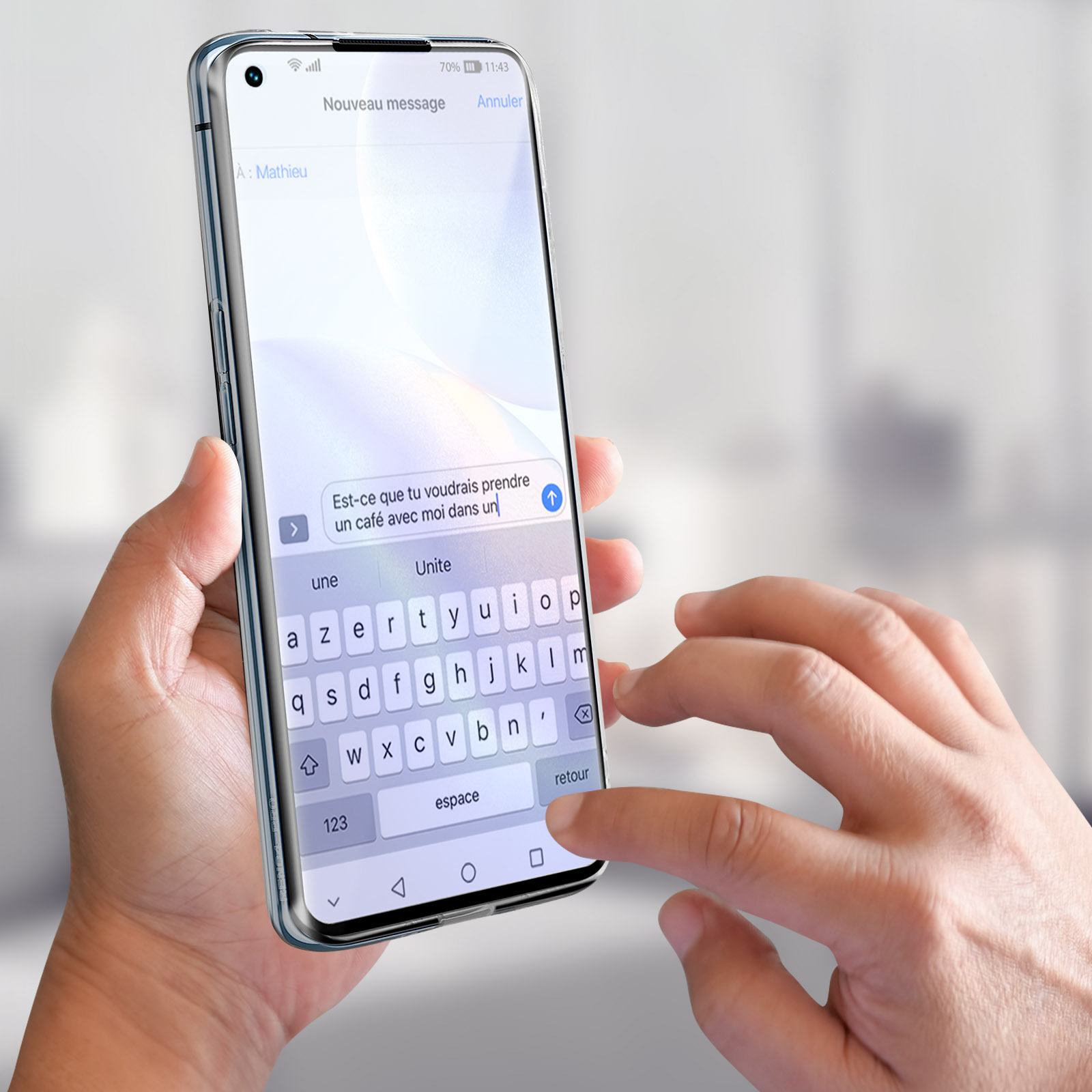 Una persona che tiene un telefono che mostra un messaggio di testo, con una tastiera visibile.