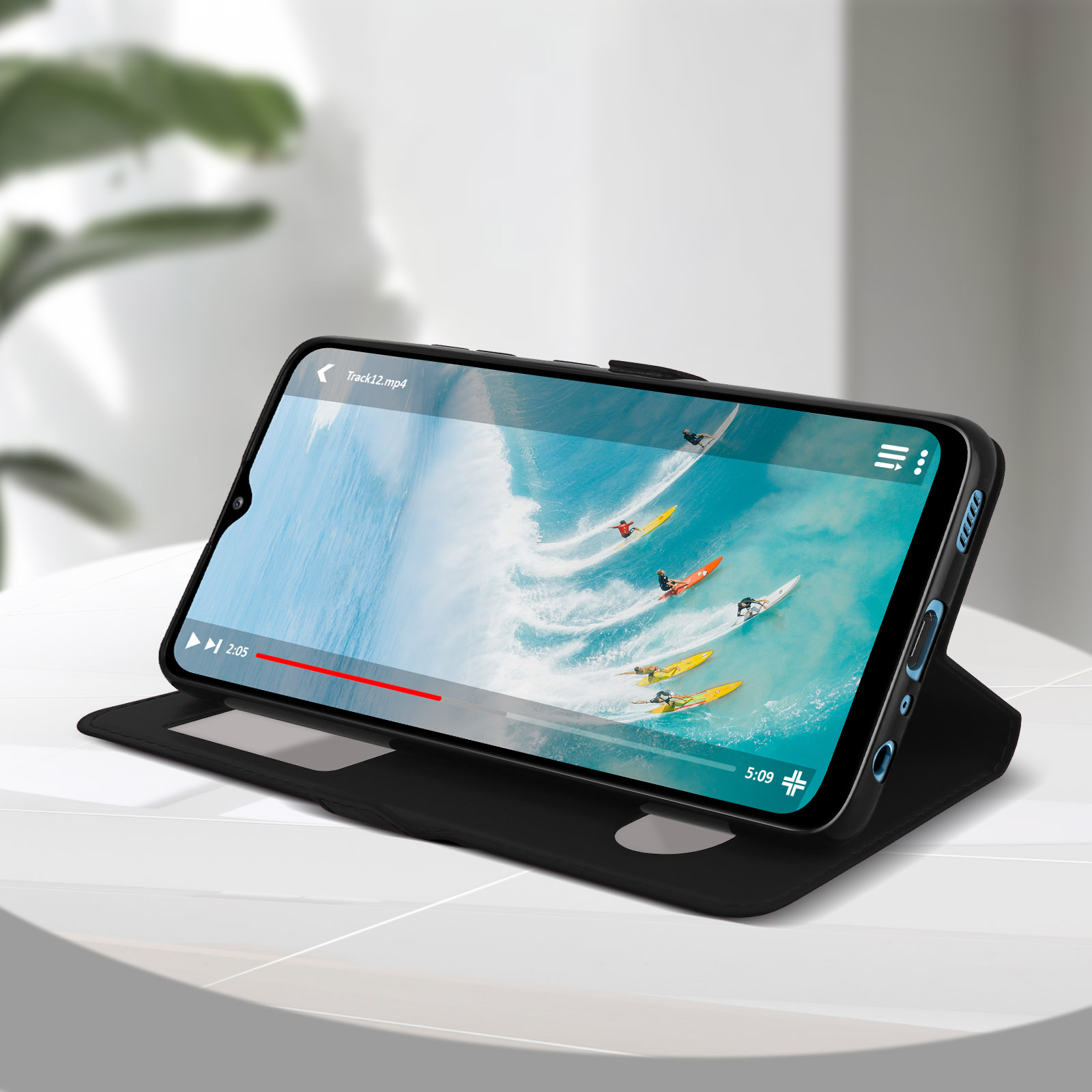 Coque de téléphone affichant une vidéo. Des surfeurs sont à l'écran. La coque est ouverte, montrant l'écran.