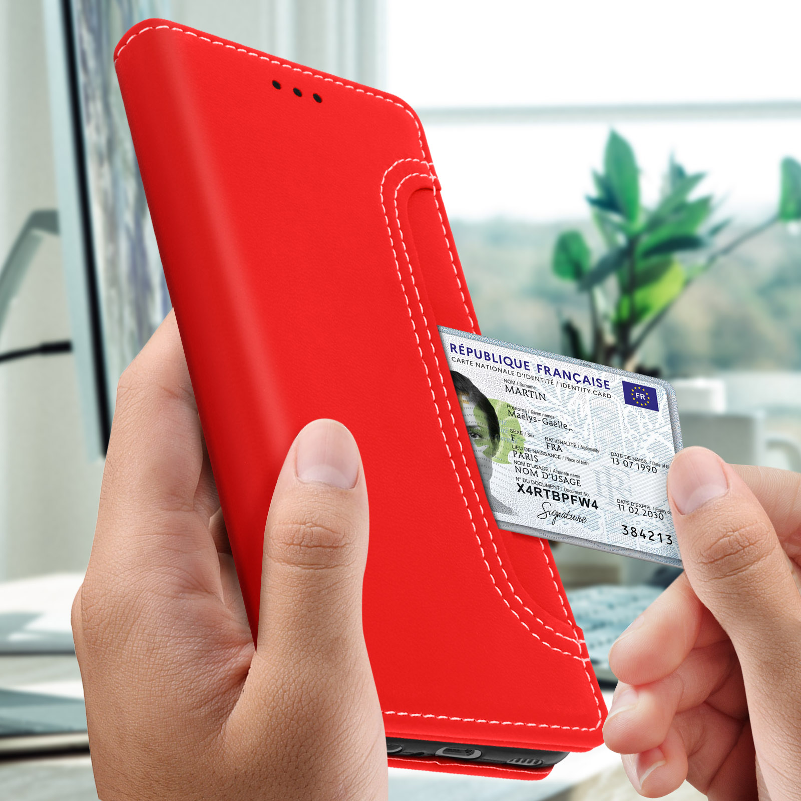 Een persoon houdt een rode telefoonhoes vast. In de hoes zit een ID-kaart.