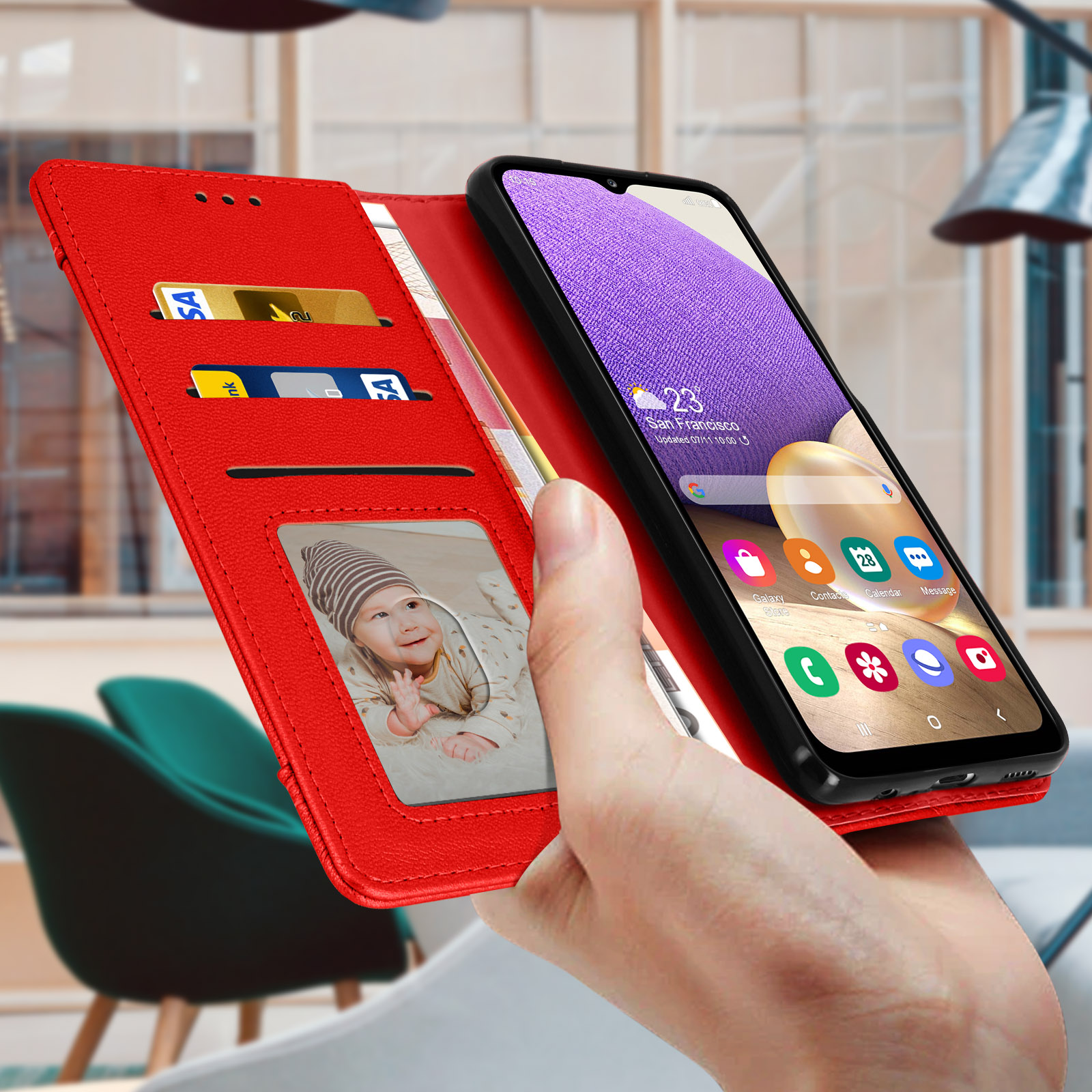 Rode telefoonhoes open, met een babyfoto en kaarten. Telefoon toont app-iconen.