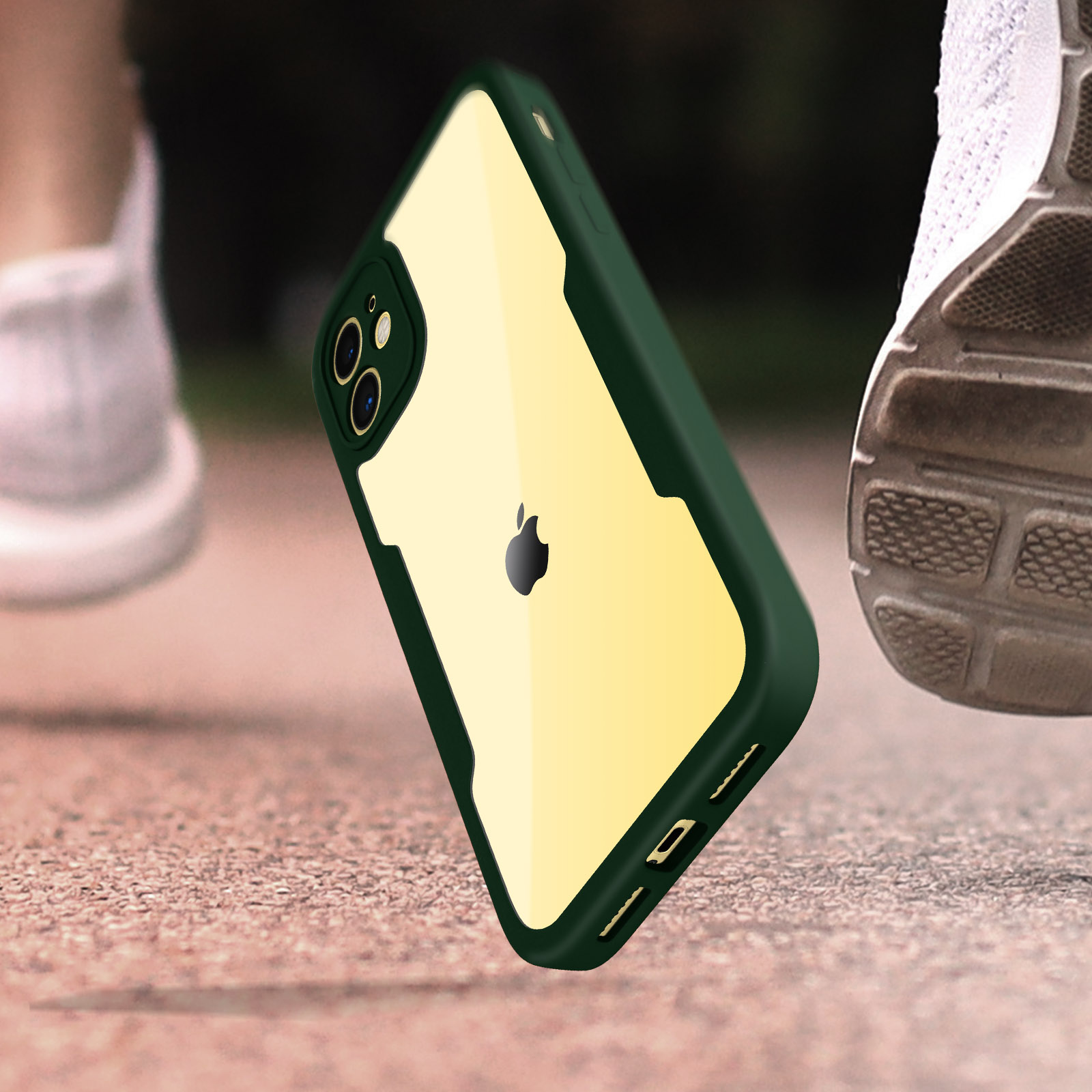 Una custodia per telefono verde e gialla. Il telefono è in movimento con una persona che corre sullo sfondo.