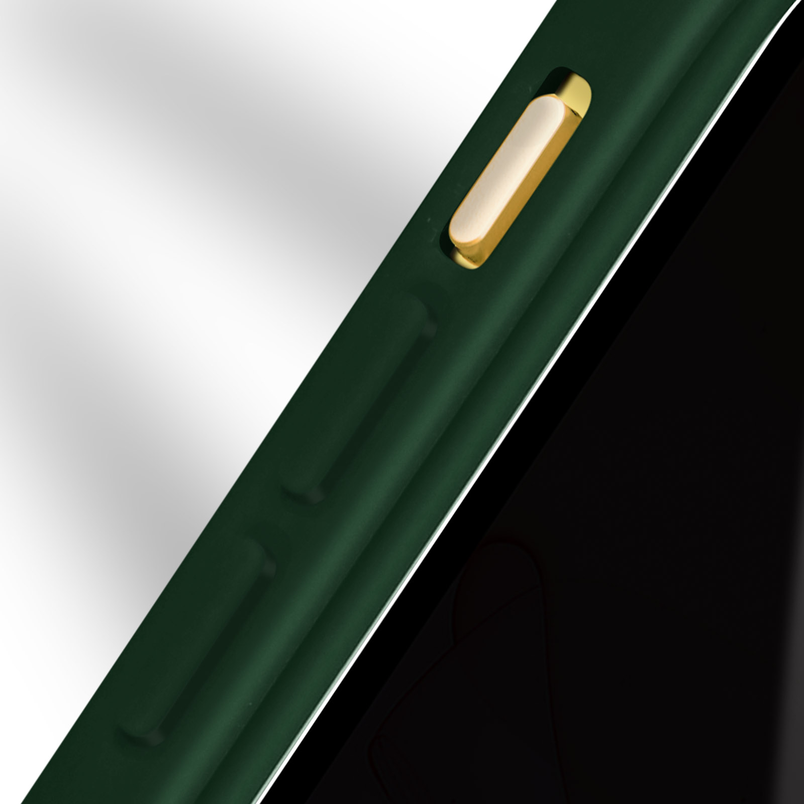 Angolo di custodia per telefono verde con un pulsante dorato. Sfondo bianco.
