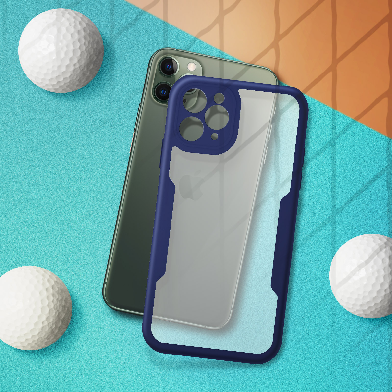 Una custodia per telefono trasparente e blu accanto a un telefono nero e tre palline da golf.
