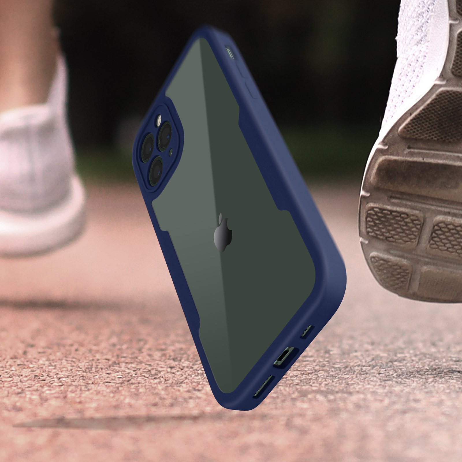 Custodia per telefono blu e grigia su una superficie con una scarpa da corsa. Il telefono ha una fotocamera.