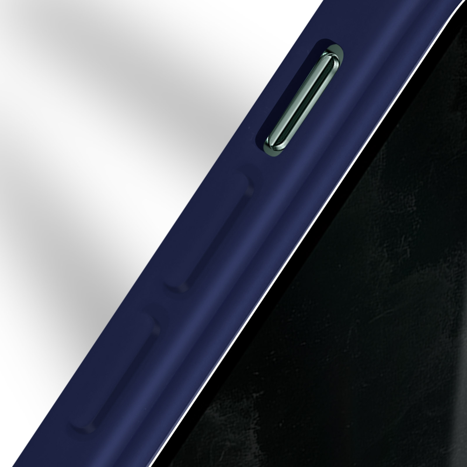 Primo piano del bordo blu di un telefono con un pulsante argentato.