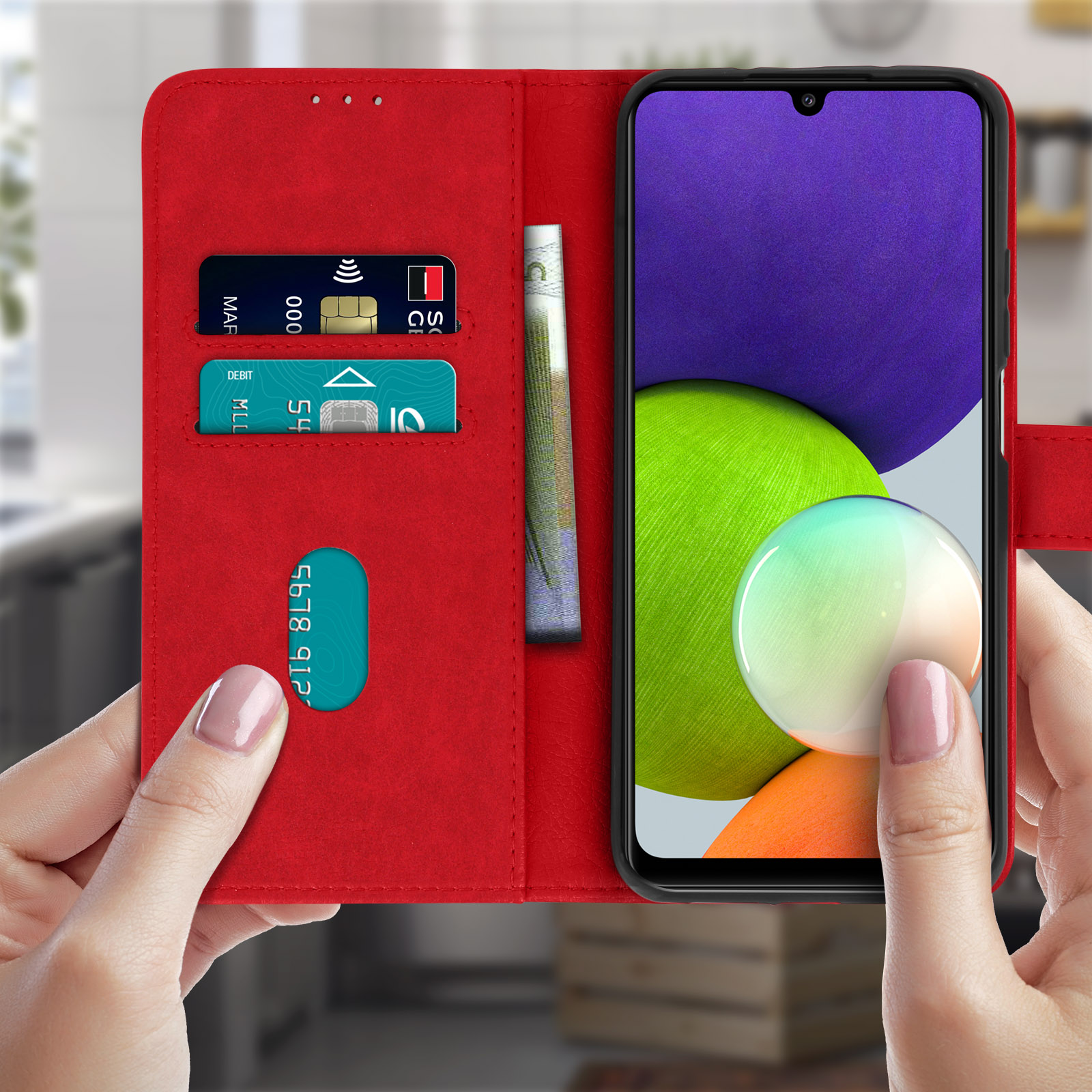 Étui de téléphone rouge avec téléphone, cartes et argent. Tenue par des mains. Rouge et noir. Flou.