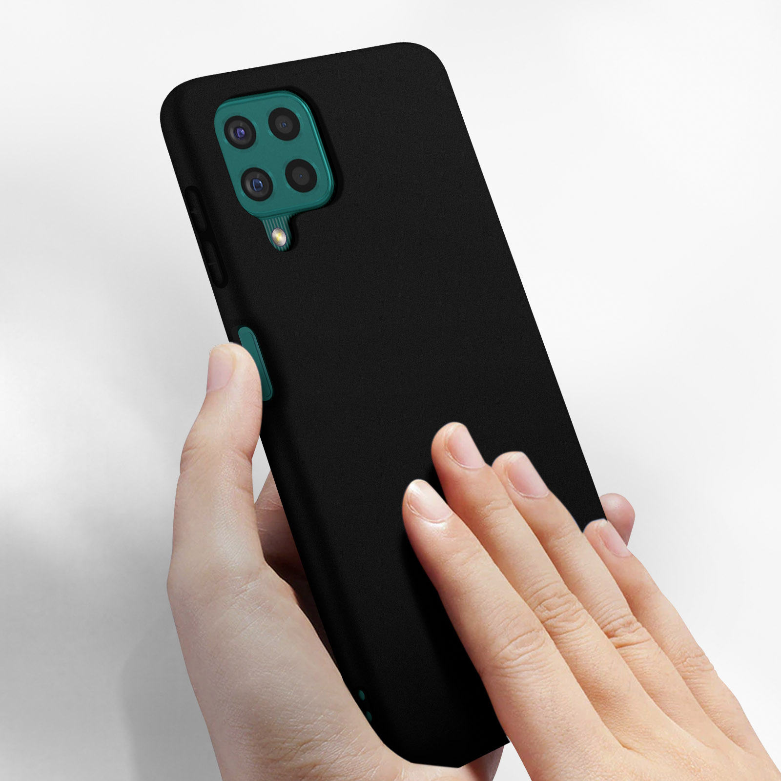 Una mano tiene un telefono nero. Il telefono ha un rigonfiamento della fotocamera nero. Lo sfondo è bianco.