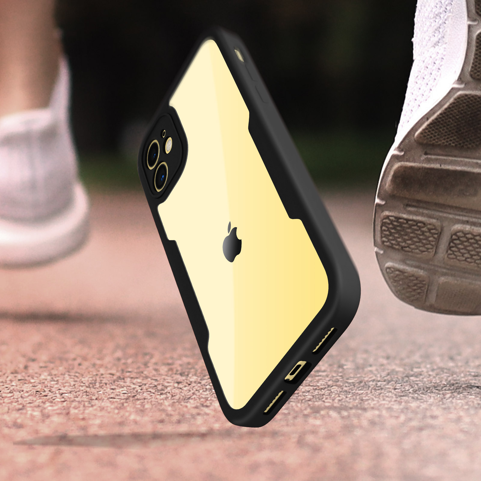 Una custodia per telefono con bordo nero e retro giallo. Una persona cammina sullo sfondo.