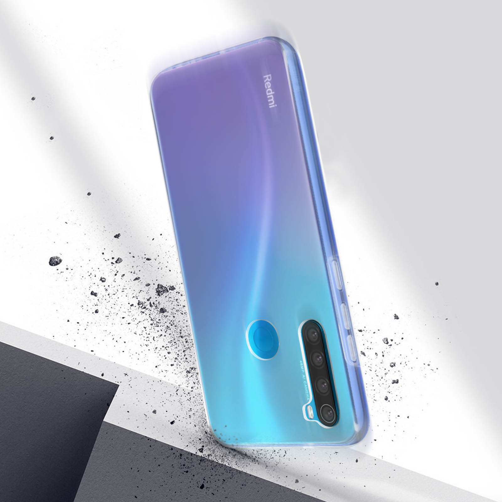 Een telefoon met een doorzichtige hoes. De telefoon is blauw en paars, met een Redmi-logo. De achtergrond is wit.