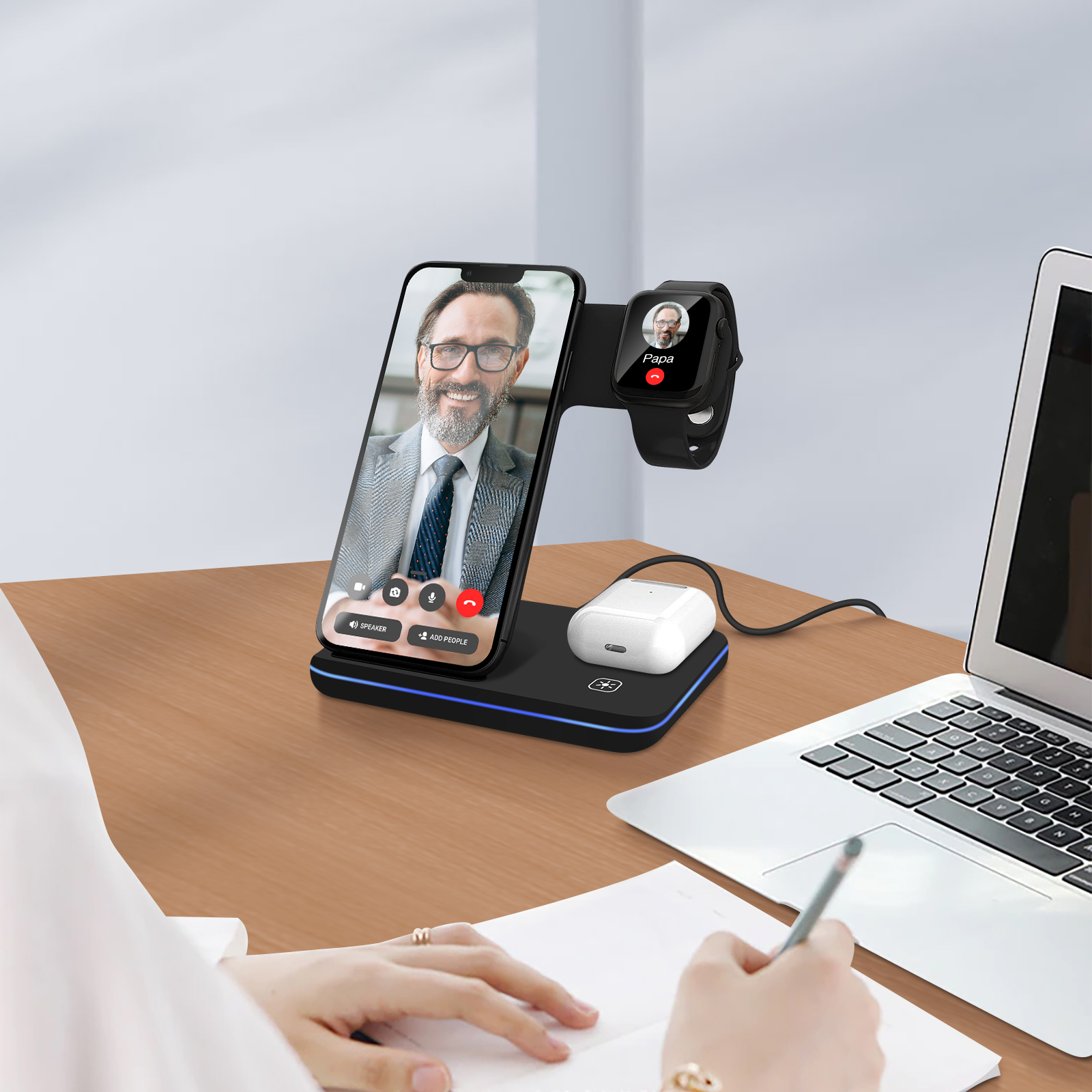 Telefono e orologio in carica. Videochiamata sul telefono, con persona sullo schermo.