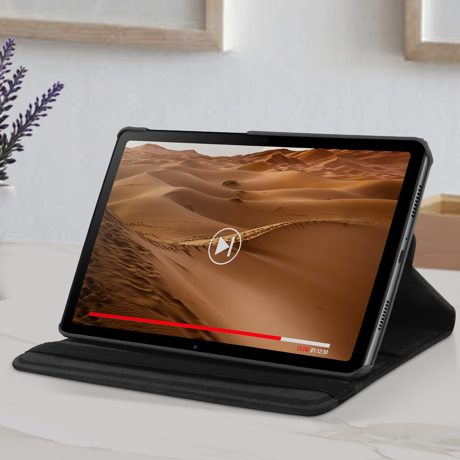 Tablet in riproduzione video, su supporto in custodia nera, su un tavolo.