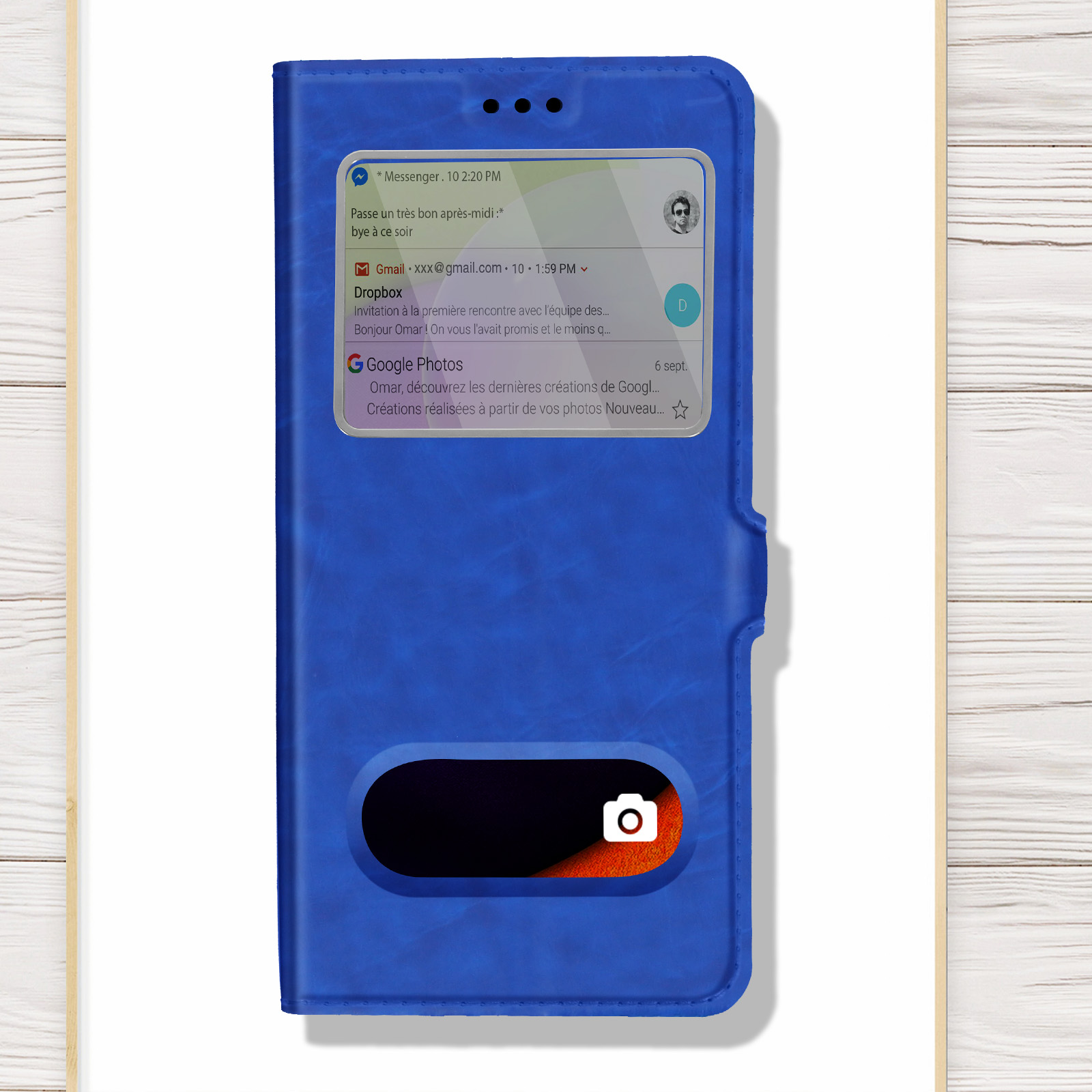 Custodia blu per telefono con notifica sullo schermo. Fotocamera nella finestra inferiore.