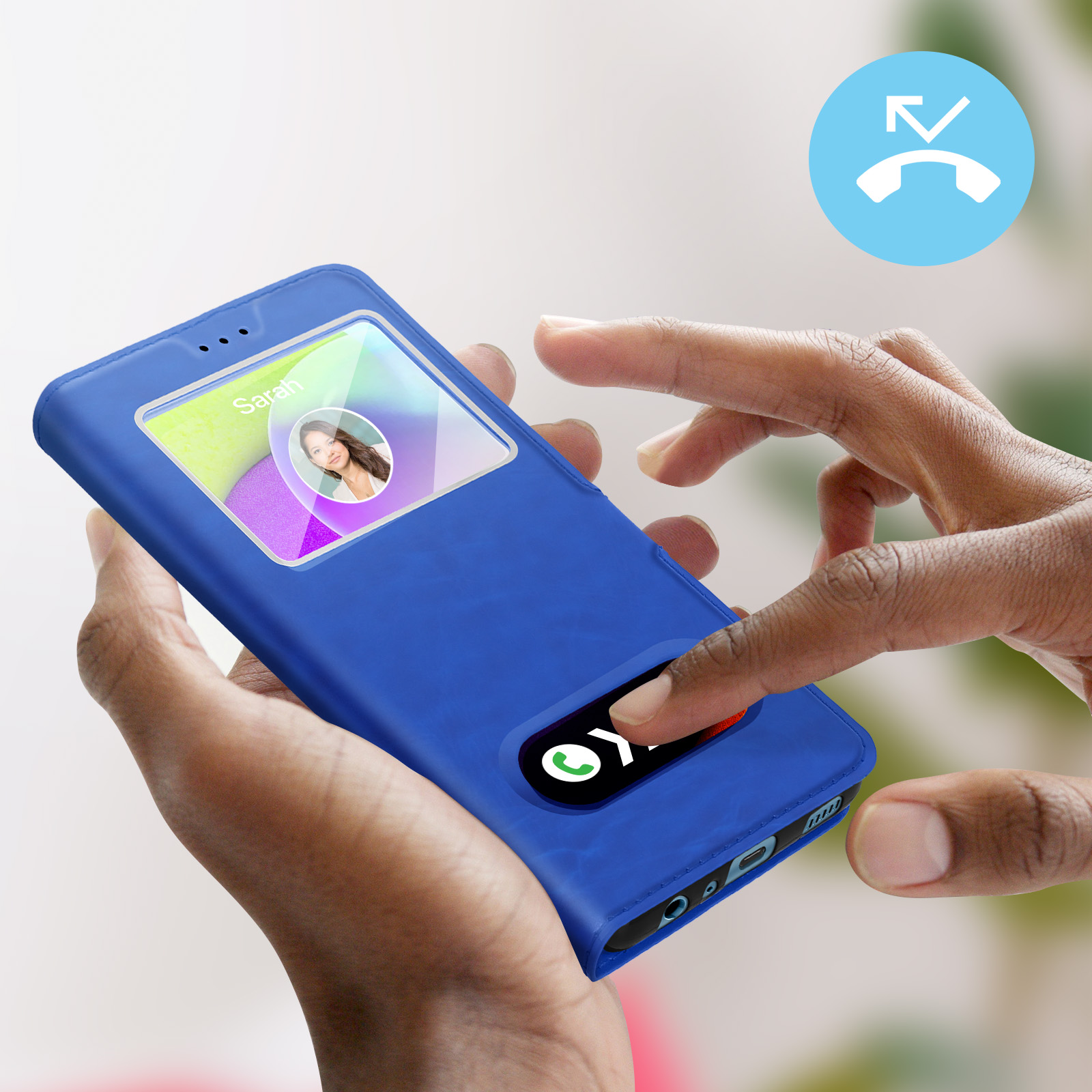 Una persona usa una custodia blu con schermo visibile. Lo schermo mostra un contatto.