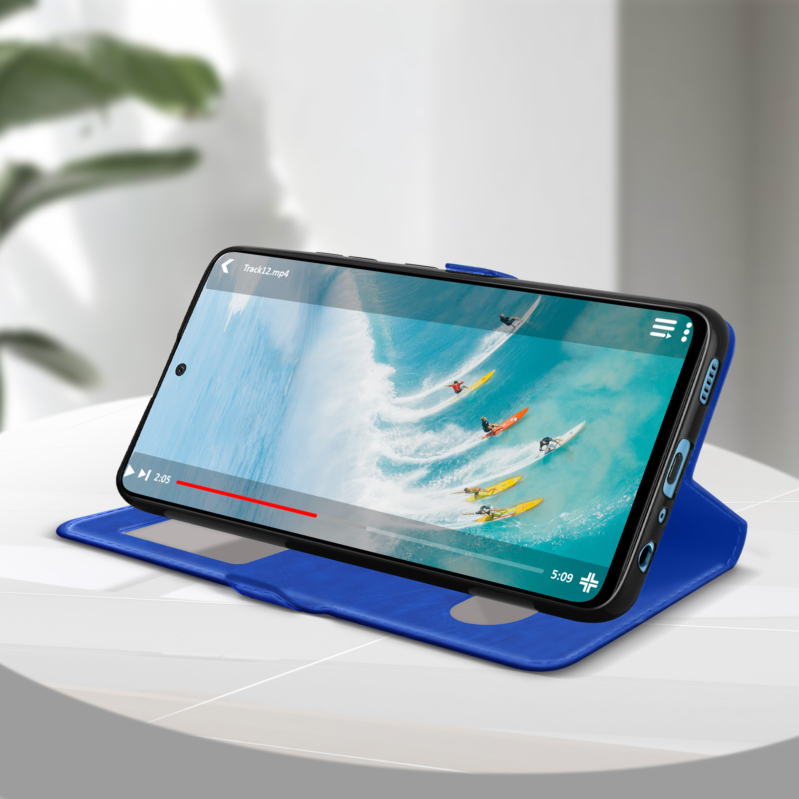 Custodia blu con telefono. Riproduzione di un video di surfisti.