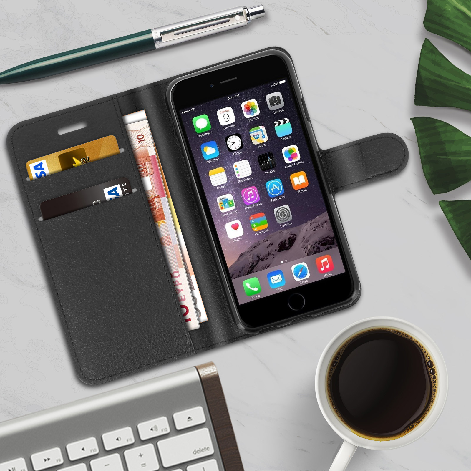 Portafoglio per telefono aperto con carte, denaro e telefono su una scrivania.