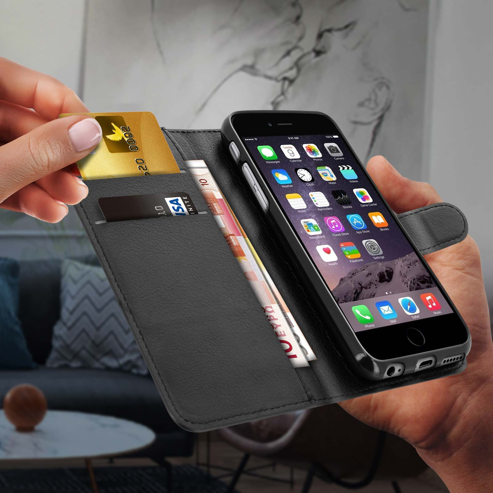 Mano che tiene una custodia nera per telefono con telefono all'interno. Carte e denaro.