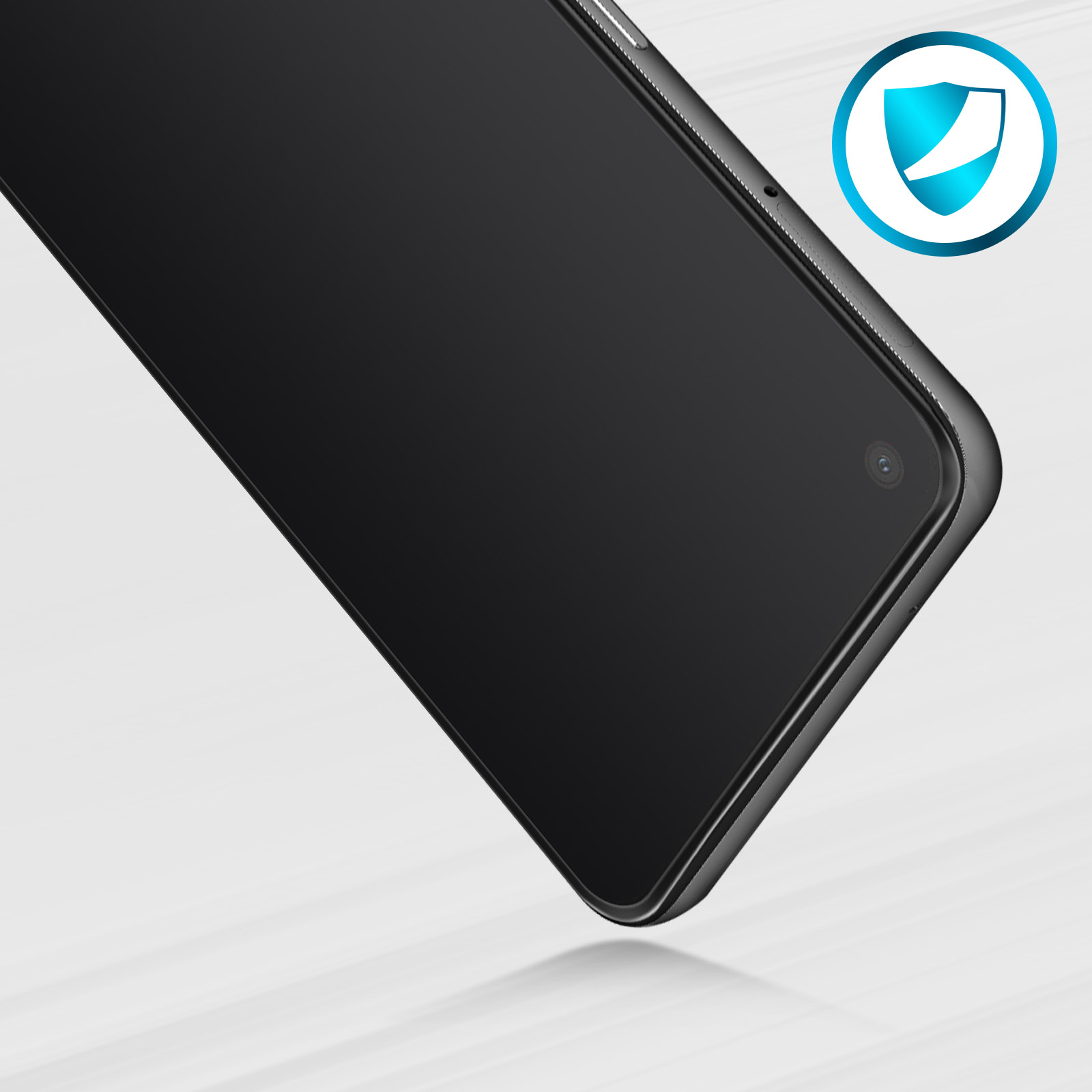 Primo piano di uno smartphone nero. Un logo a scudo sullo sfondo. Lo schermo riflette la luce.