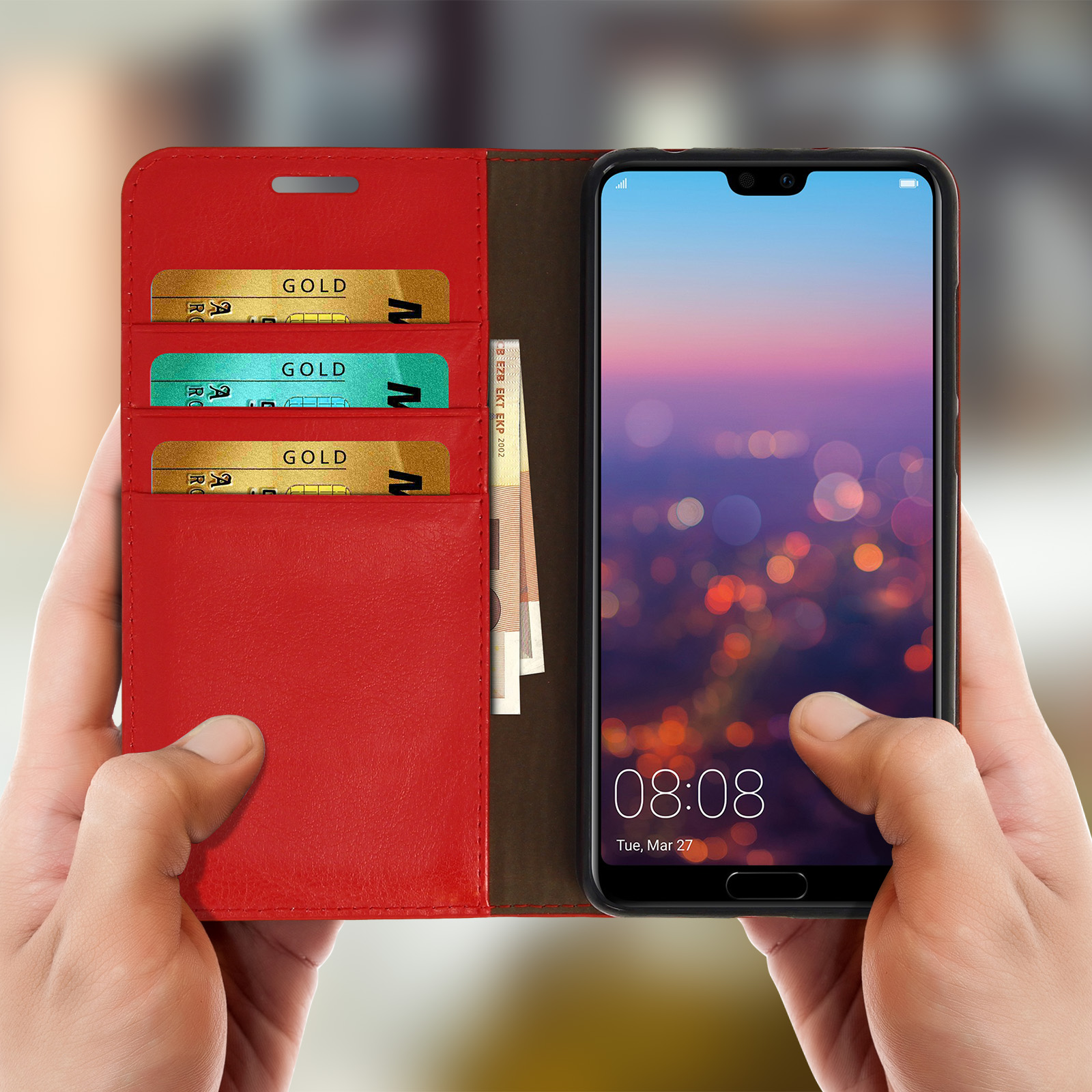 Custodia per telefono con carte e denaro. Mani che tengono aperta la custodia. Il telefono mostra le luci della città.