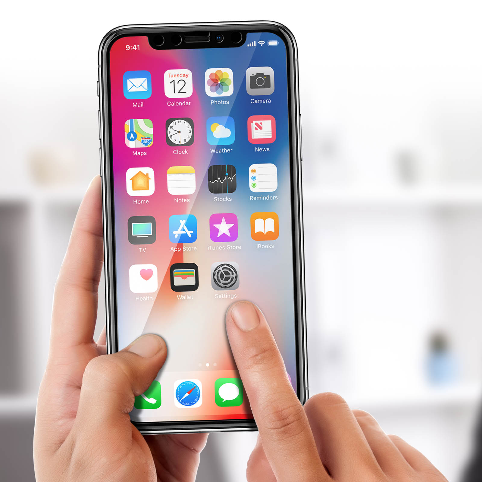 Persona che usa un telefono che mostra le app del telefono. App visualizzate sullo schermo.