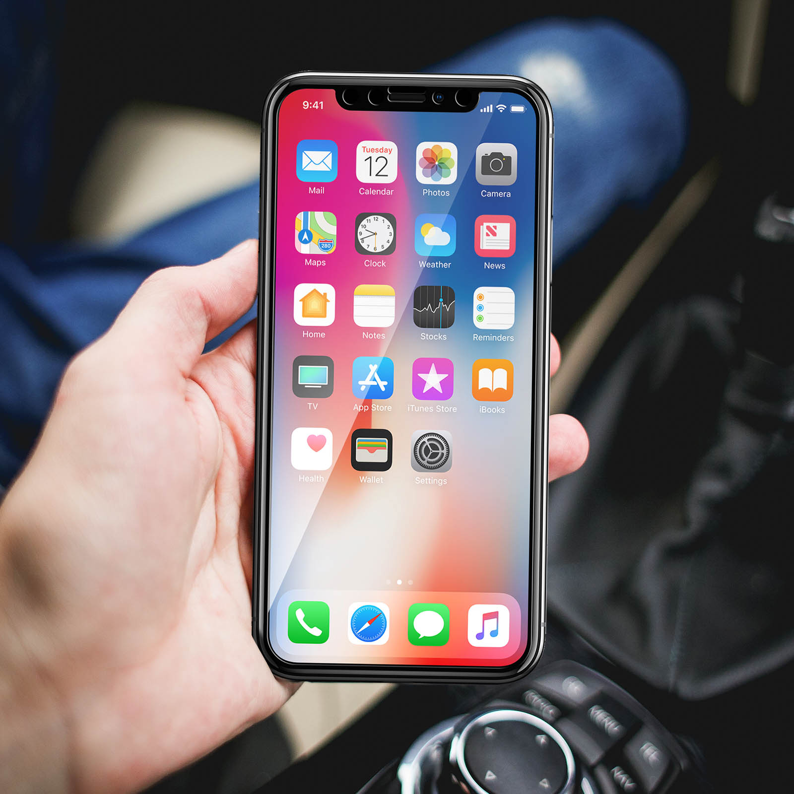 Una mano che tiene uno smartphone con icone di app. Primo piano. Lo sfondo è sfocato.