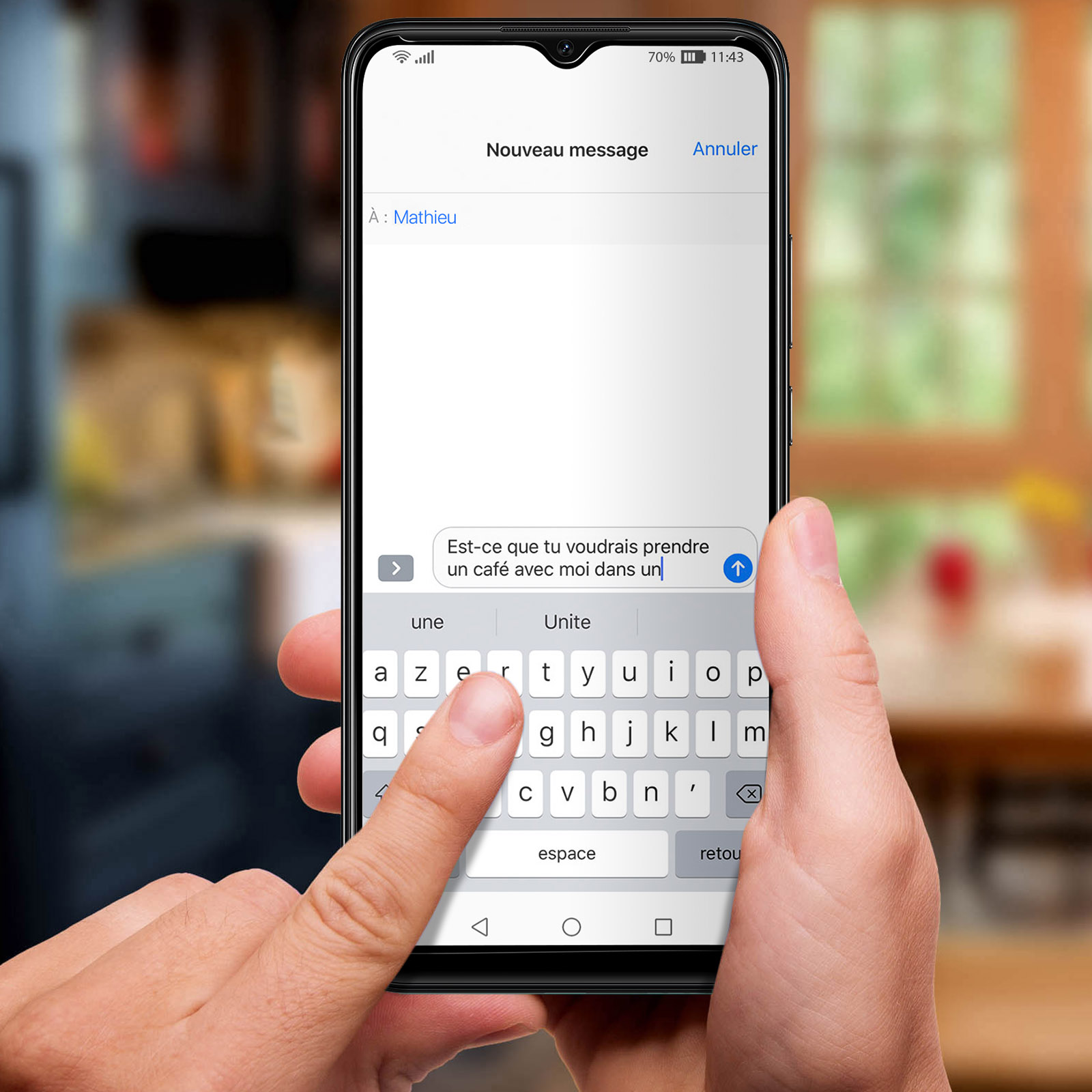 Une main tient un téléphone affichant un SMS. Le message propose de se rencontrer pour un café. Un doigt appuie sur le clavier.