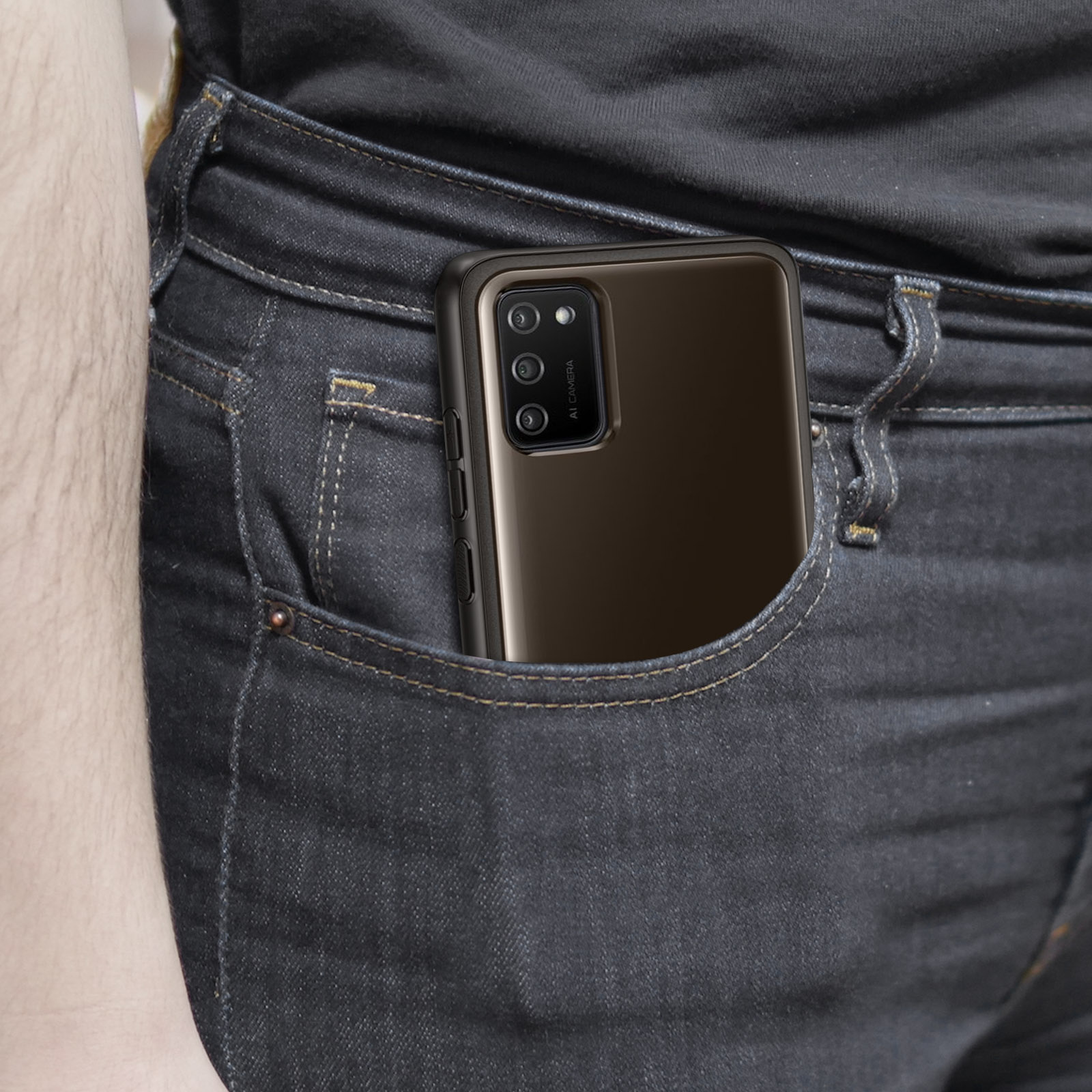 Telefon in einer Jeanstasche. Das Telefon hat eine Hülle.