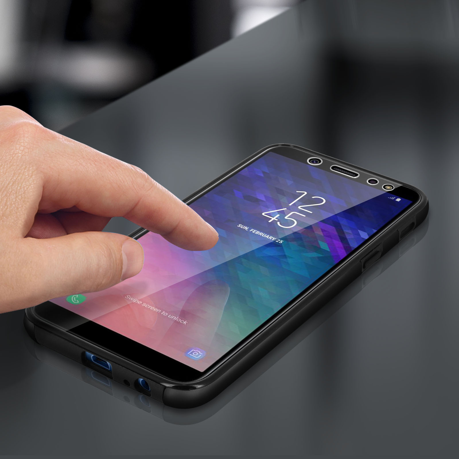 Una mano tocca lo schermo di un telefono con una protezione. Lo schermo mostra ora e data.