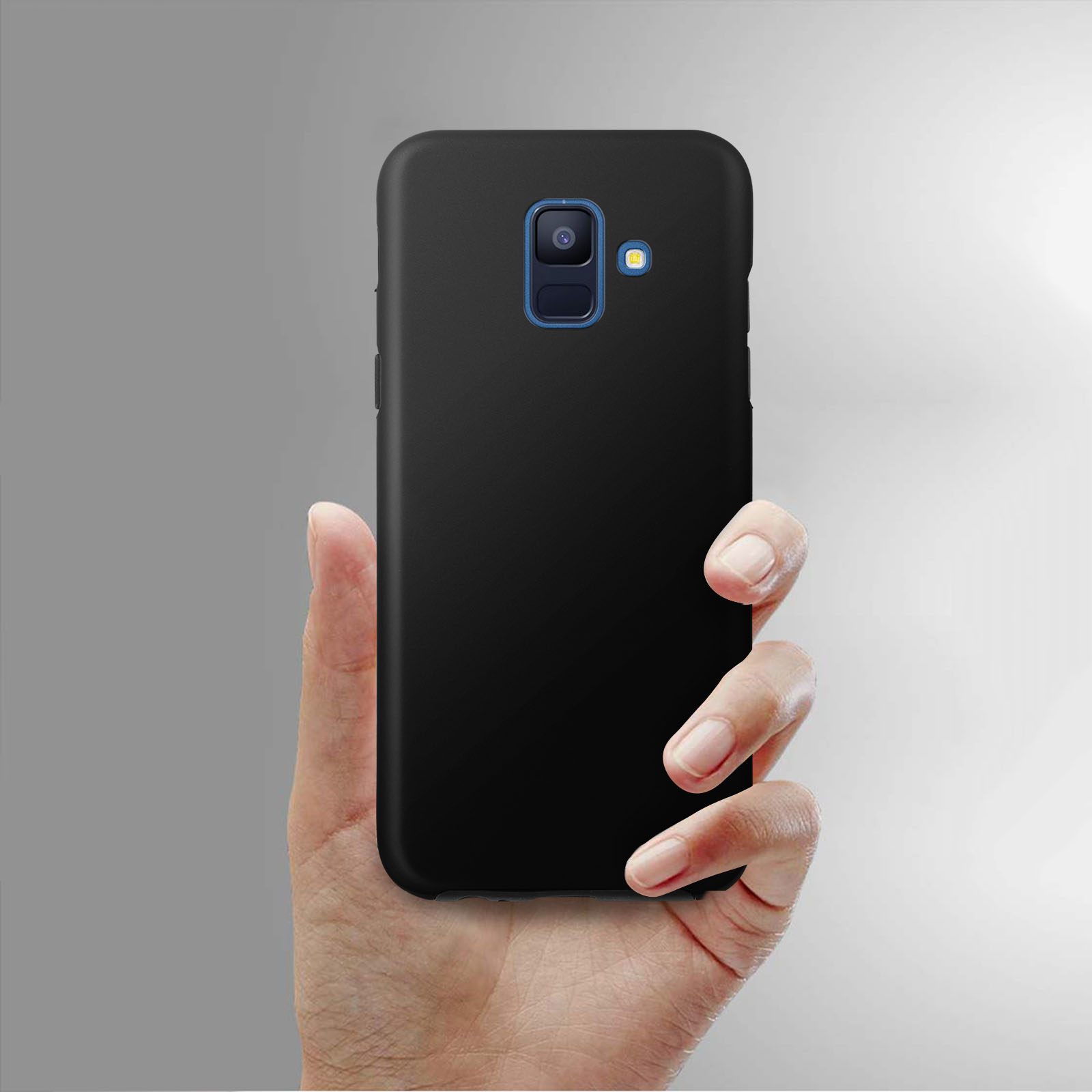 Una mano che tiene una custodia nera. La custodia è nera con un foro per la fotocamera.