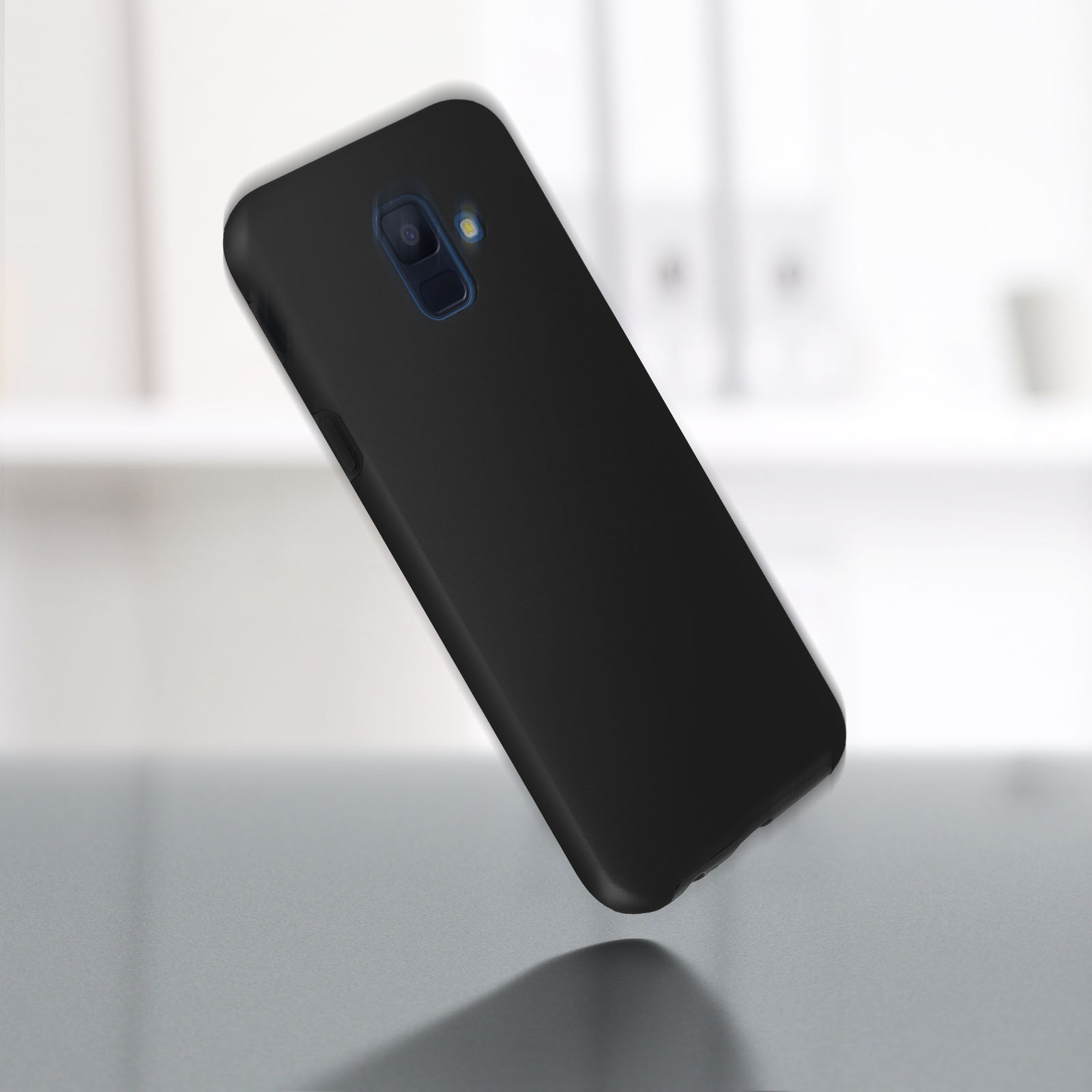 Custodia per telefono nera, vista angolata, sfondo leggermente sfocato. Sembra essere su una superficie riflettente.