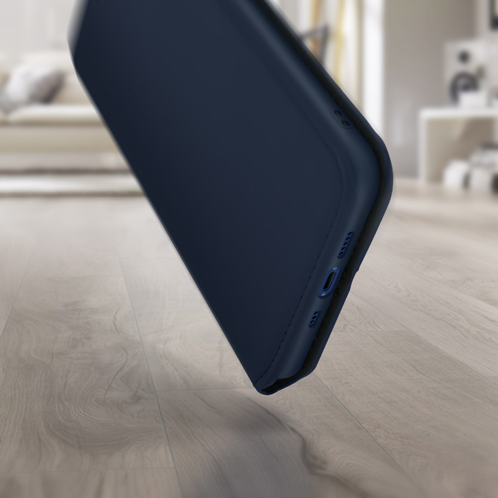 Custodia blu navy su superficie in legno. Il lato con porte e pulsanti è visibile.