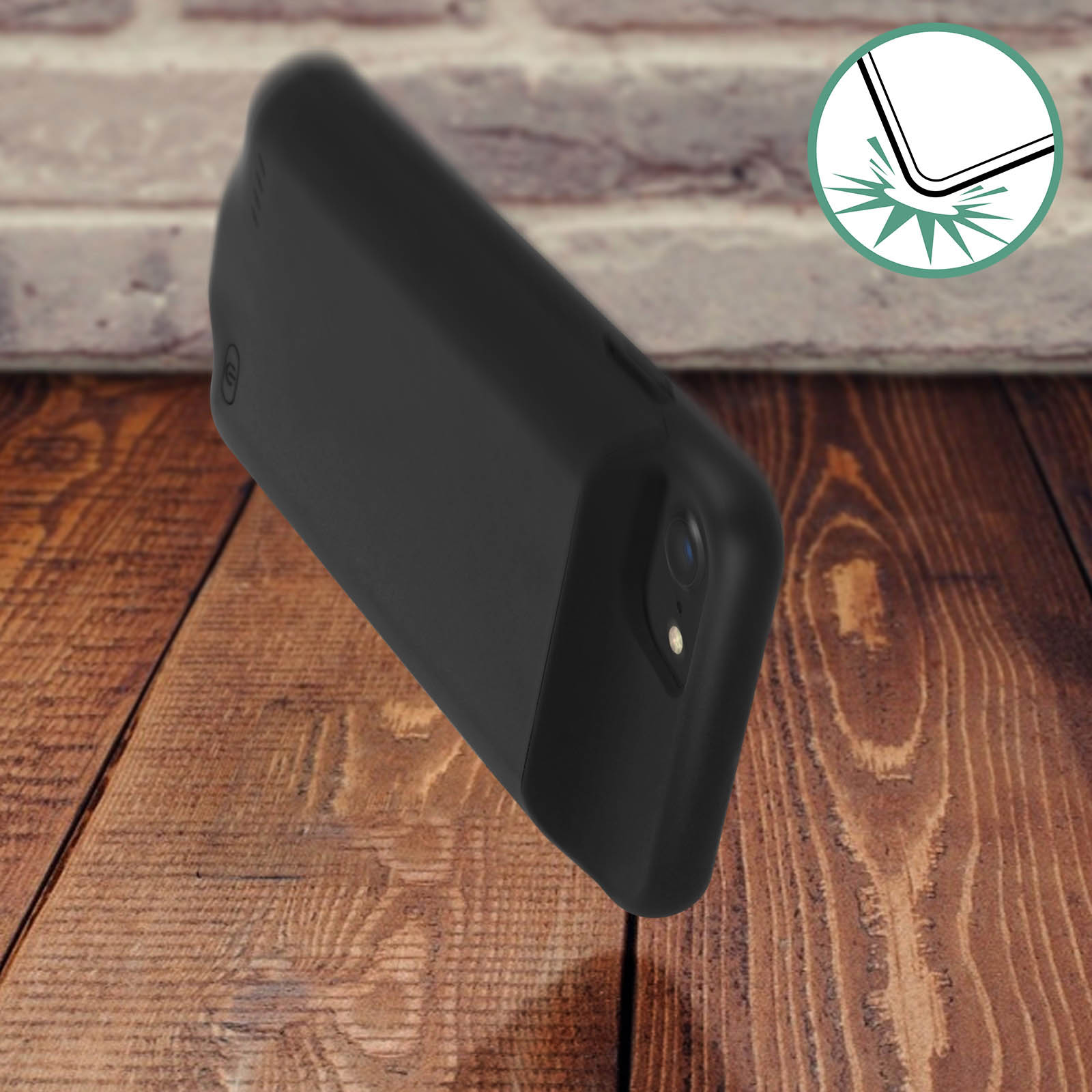 Custodia nera per telefono su superficie in legno. Un angolo mostra resistenza agli urti.