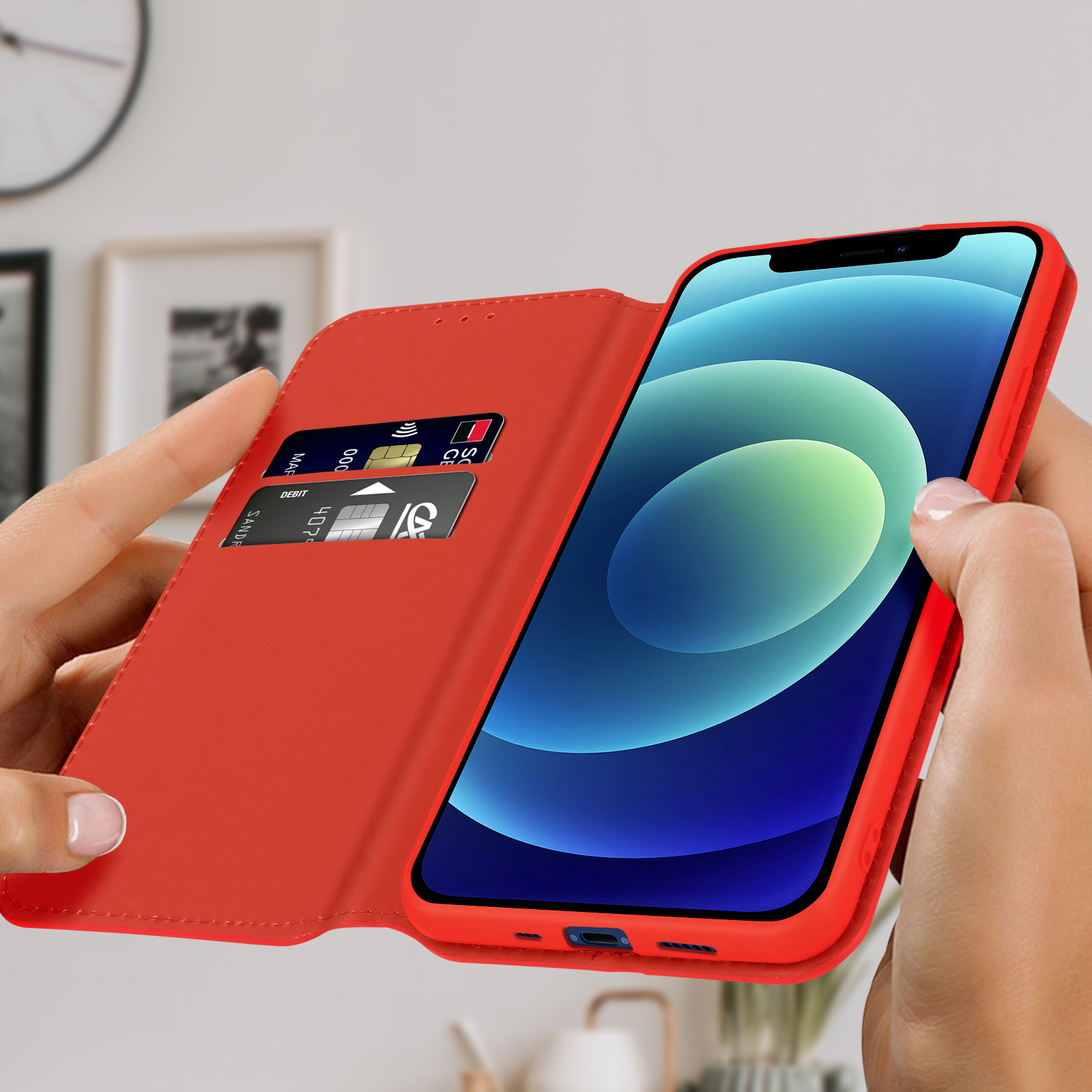 Telefoon in een rode hoes, geopend, met creditcards die door handen worden vastgehouden.