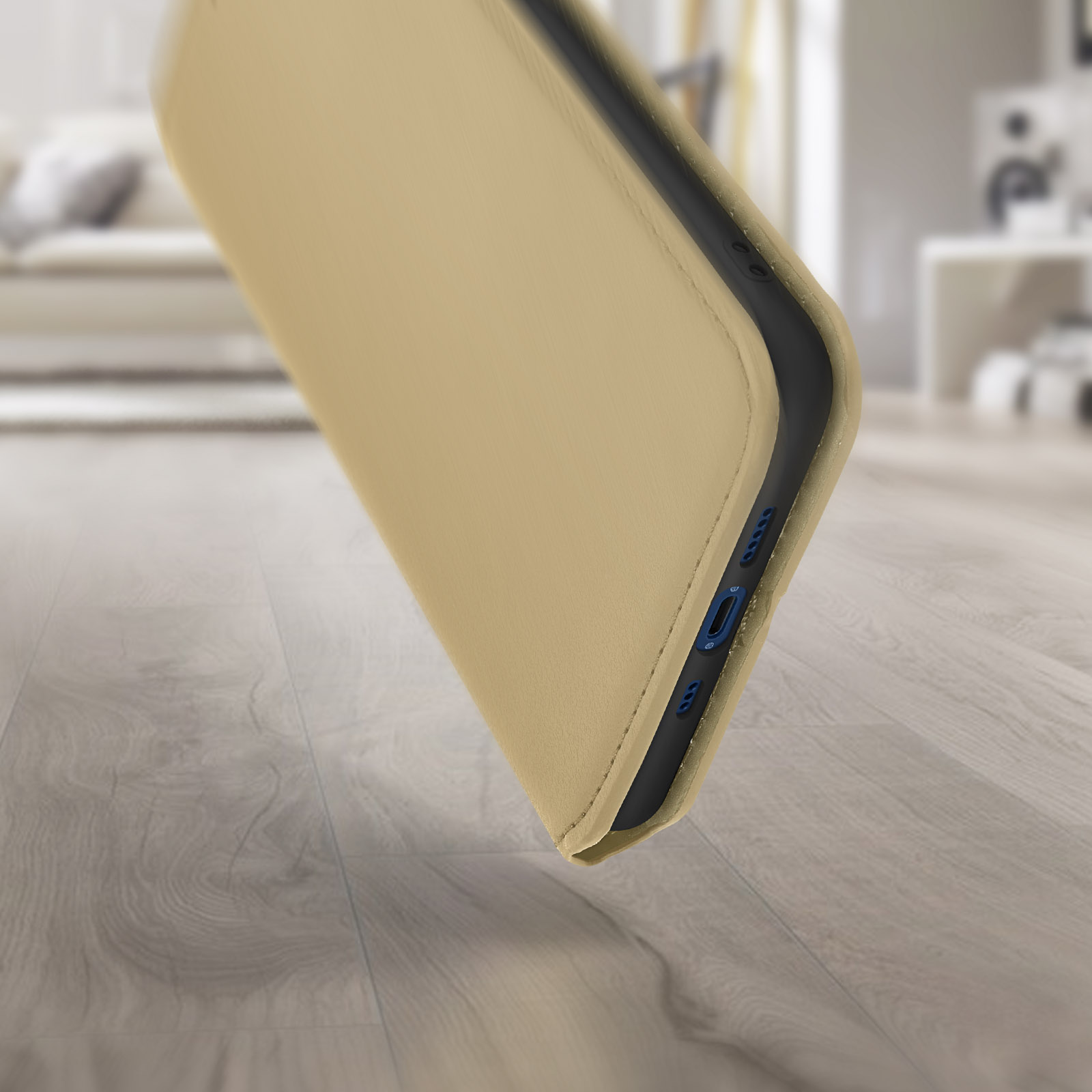Beige telefoonhoes, close-up. De zijkant met de oplaadpoort is zichtbaar.