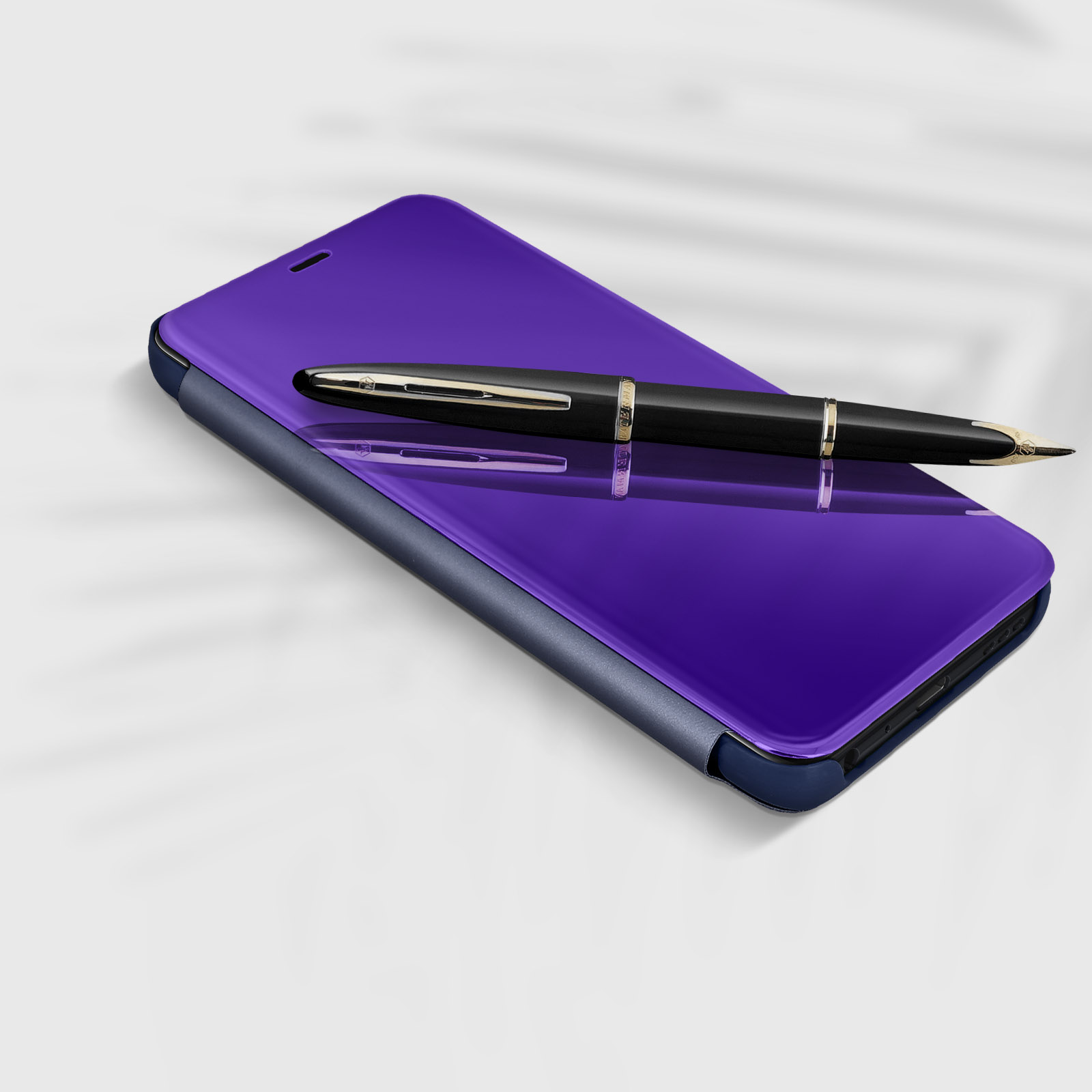 Een telefoon met een pen erop. Hij zit in een paarse hoes, die op een wit oppervlak ligt.